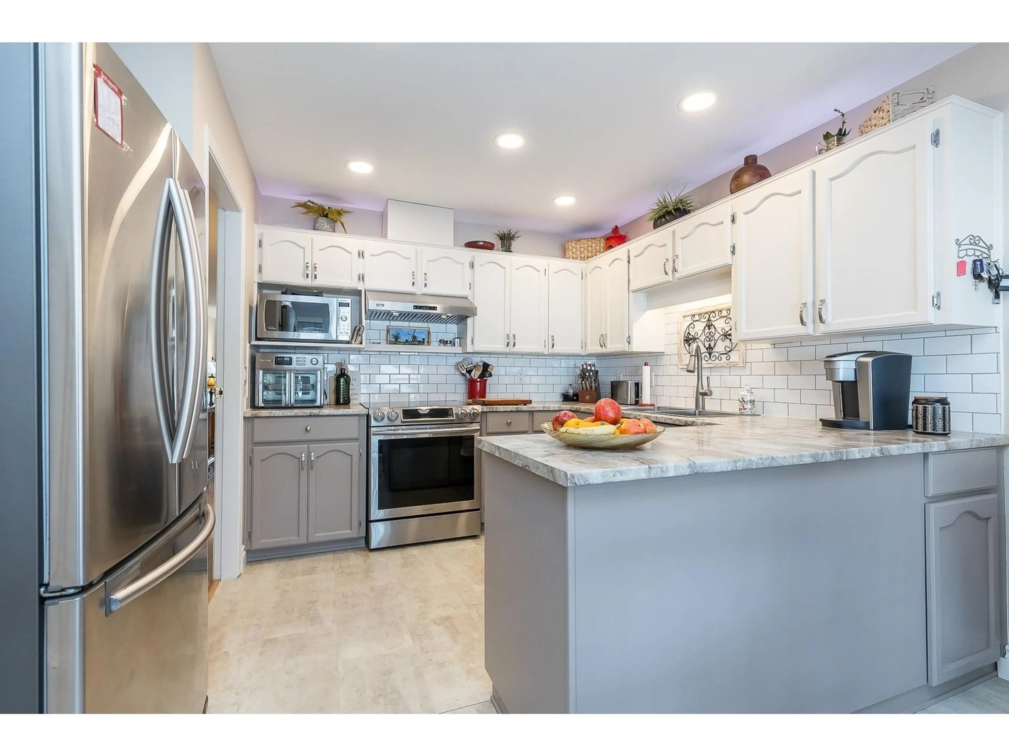 Open concept kitchen, ceramic/tile floor for 5 - 2988 HORN, Abbotsford British Columbia V2S3C1