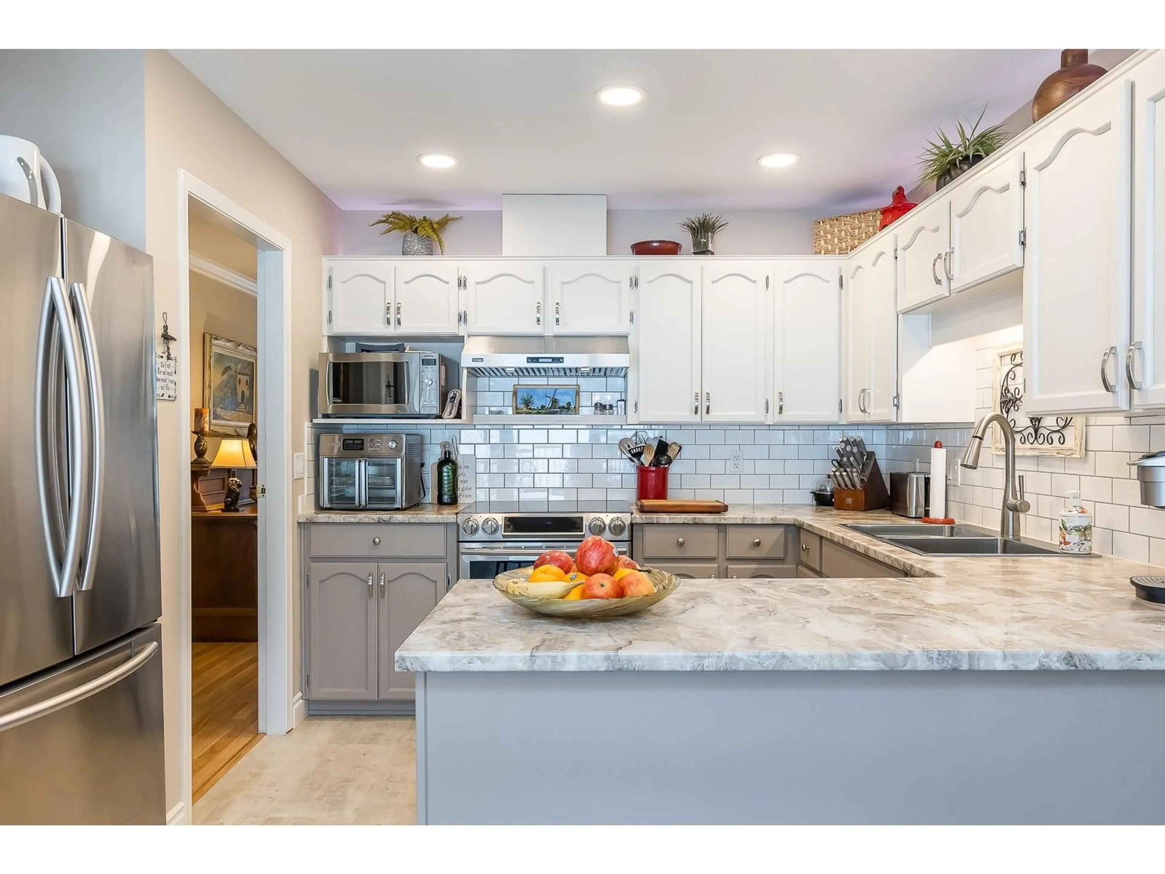 Open concept kitchen, ceramic/tile floor for 5 - 2988 HORN, Abbotsford British Columbia V2S3C1