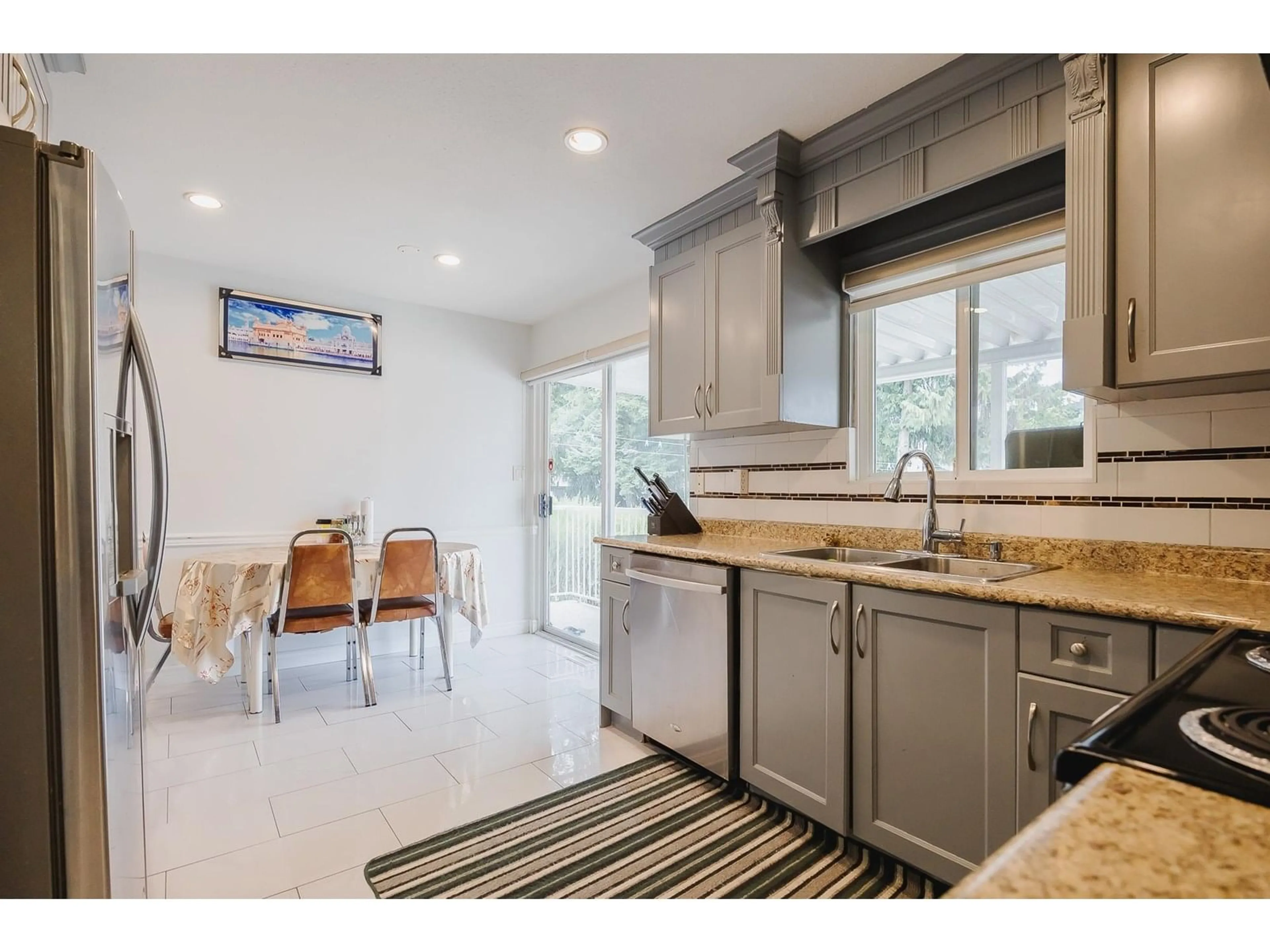 Open concept kitchen, ceramic/tile floor for 9298 CINNAMON, Surrey British Columbia V3V1V2