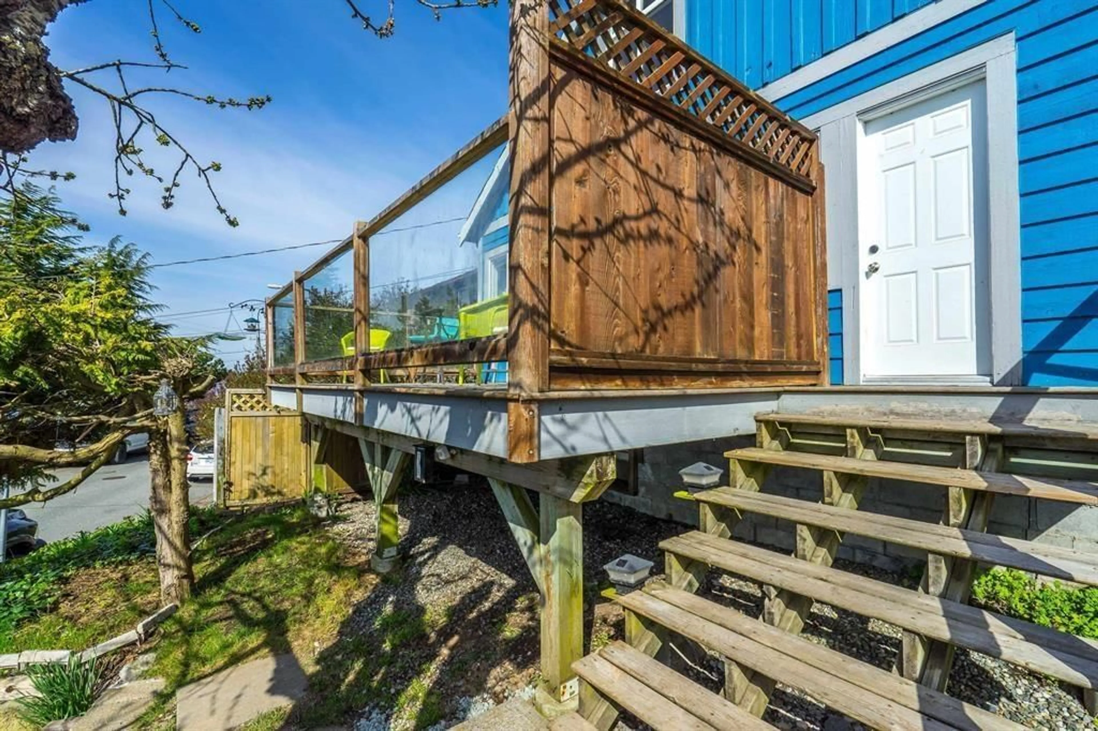 Patio, building for 15161 VICTORIA, White Rock British Columbia V4B1G5