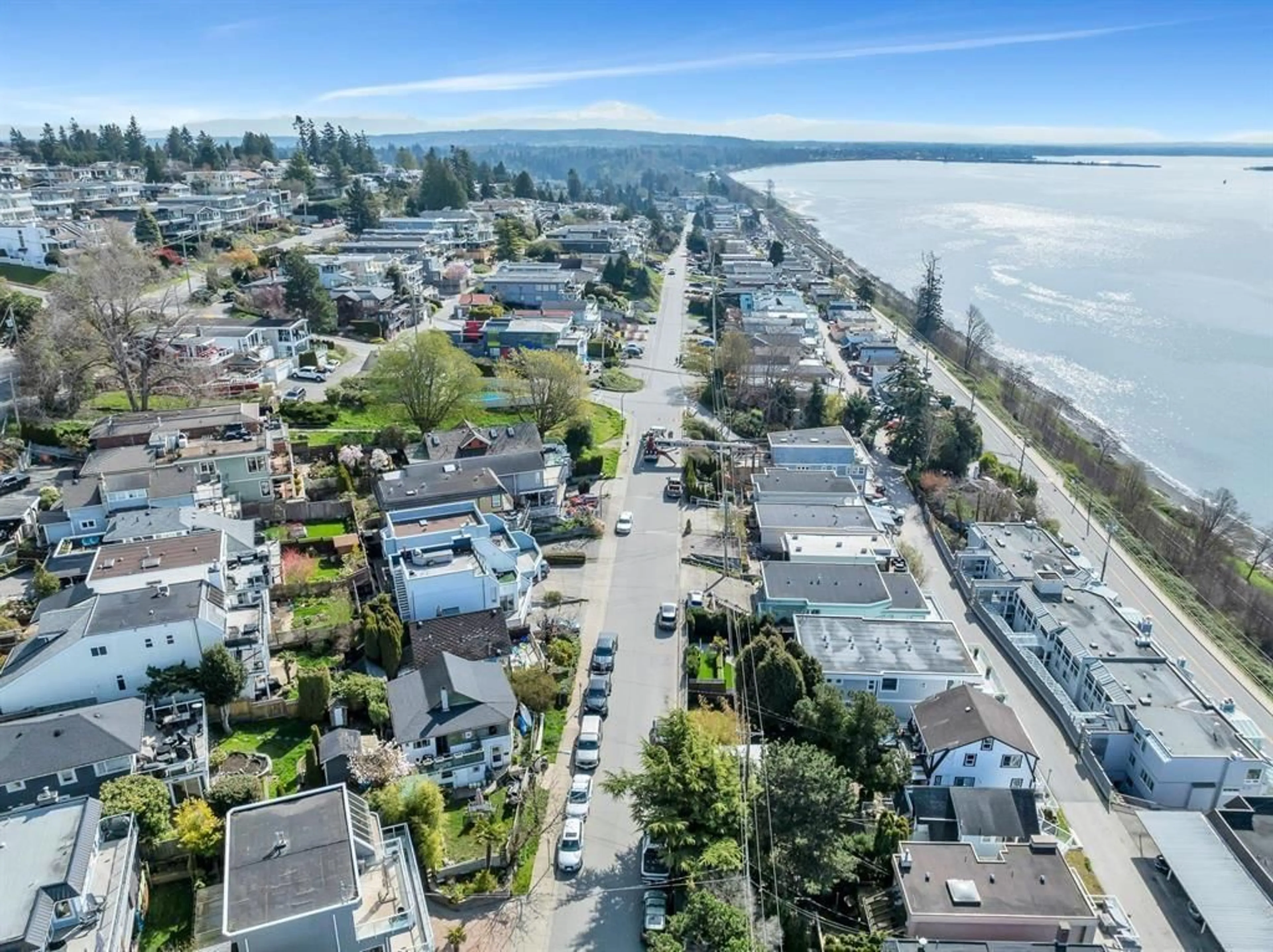 A pic from outside/outdoor area/front of a property/back of a property/a pic from drone, unknown for 15161 VICTORIA, White Rock British Columbia V4B1G5