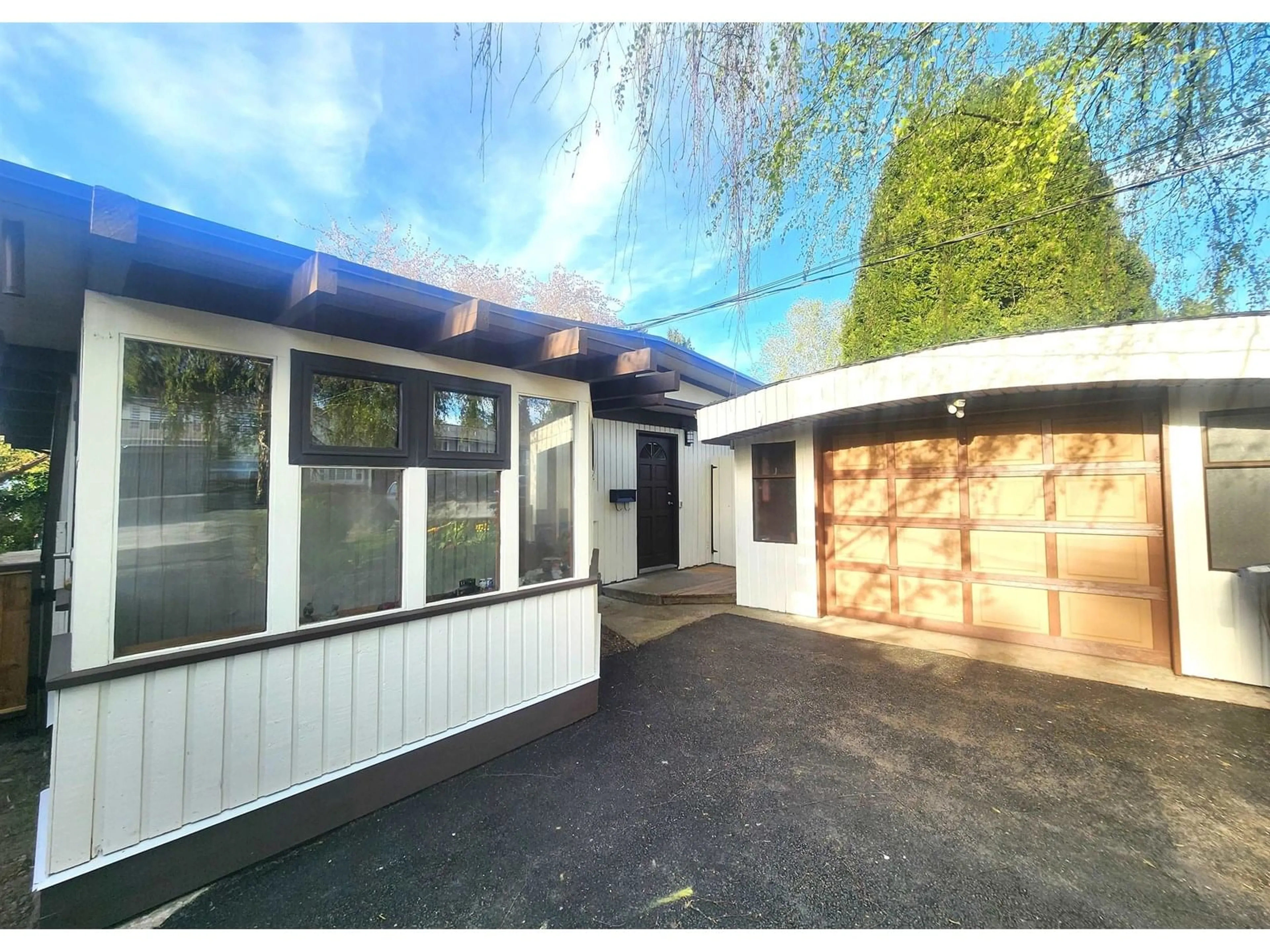 A pic from outside/outdoor area/front of a property/back of a property/a pic from drone, street for 11631 98, Surrey British Columbia V3V2J1