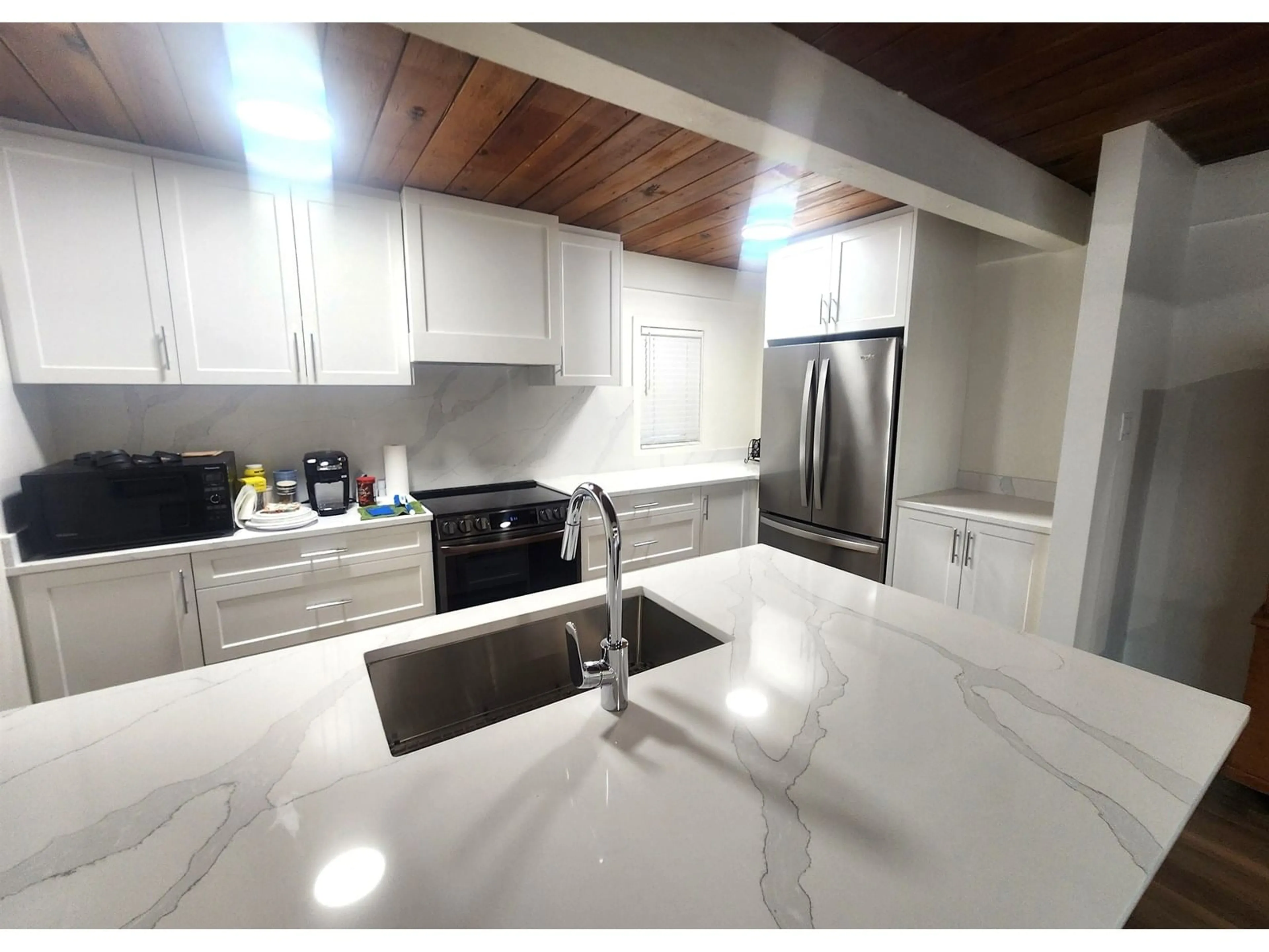 Contemporary kitchen, ceramic/tile floor for 11631 98, Surrey British Columbia V3V2J1