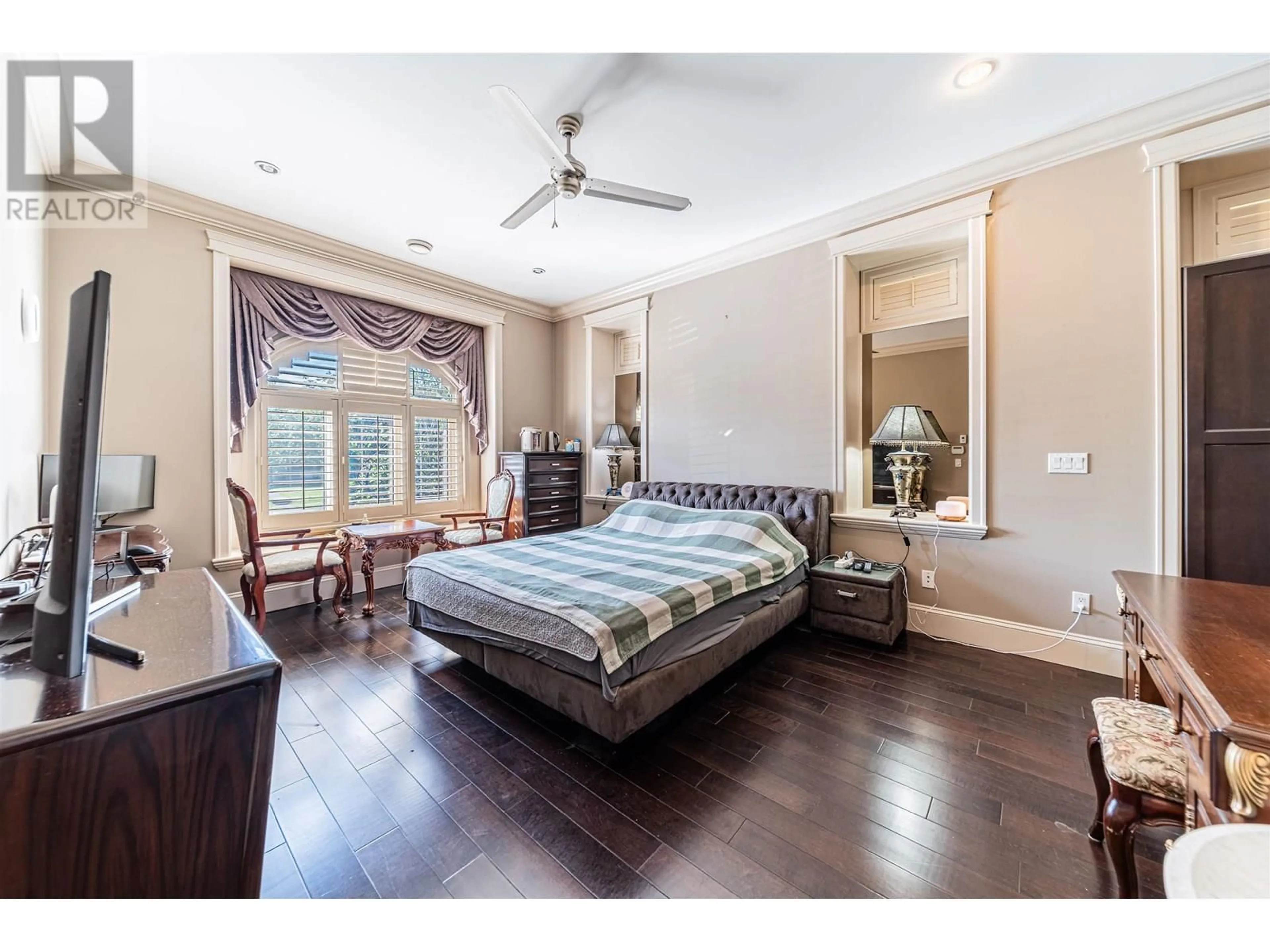 Bedroom with bed, wood/laminate floor for 4628 WESTLAWN DRIVE, Burnaby British Columbia V5C3R1