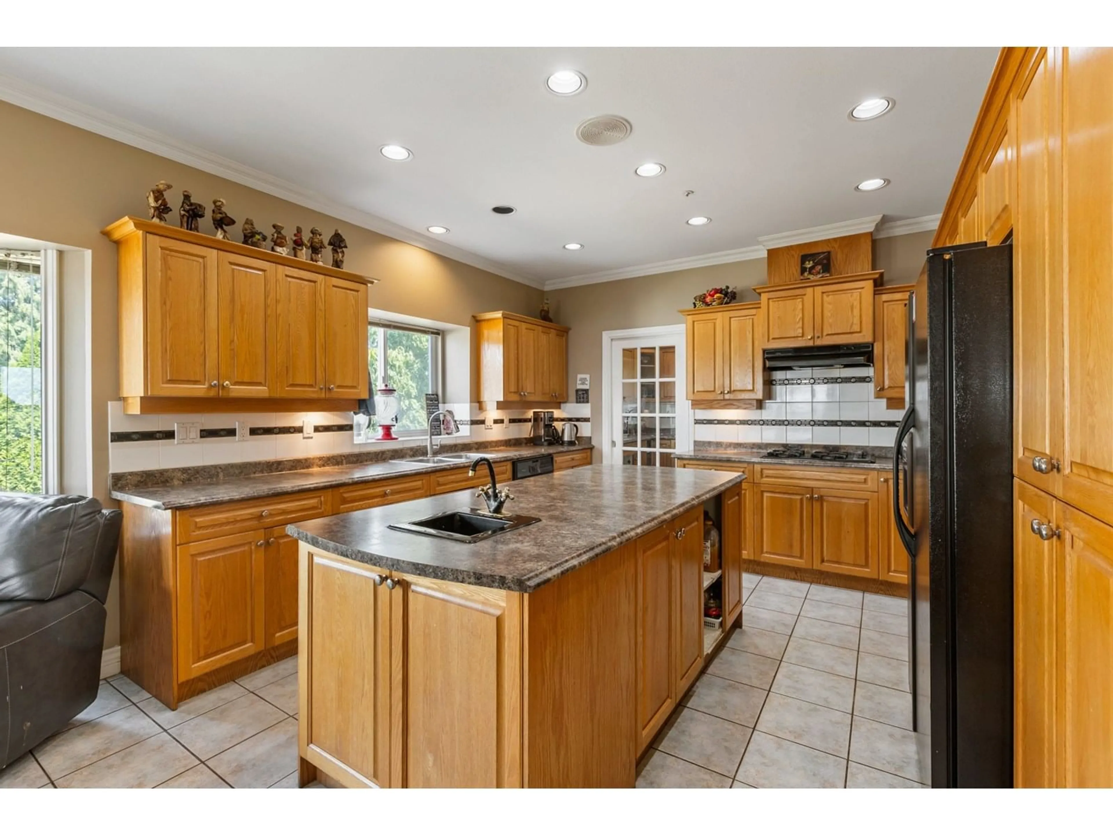 Open concept kitchen, ceramic/tile floor for 11393 ROYAL, Surrey British Columbia V3V6V5