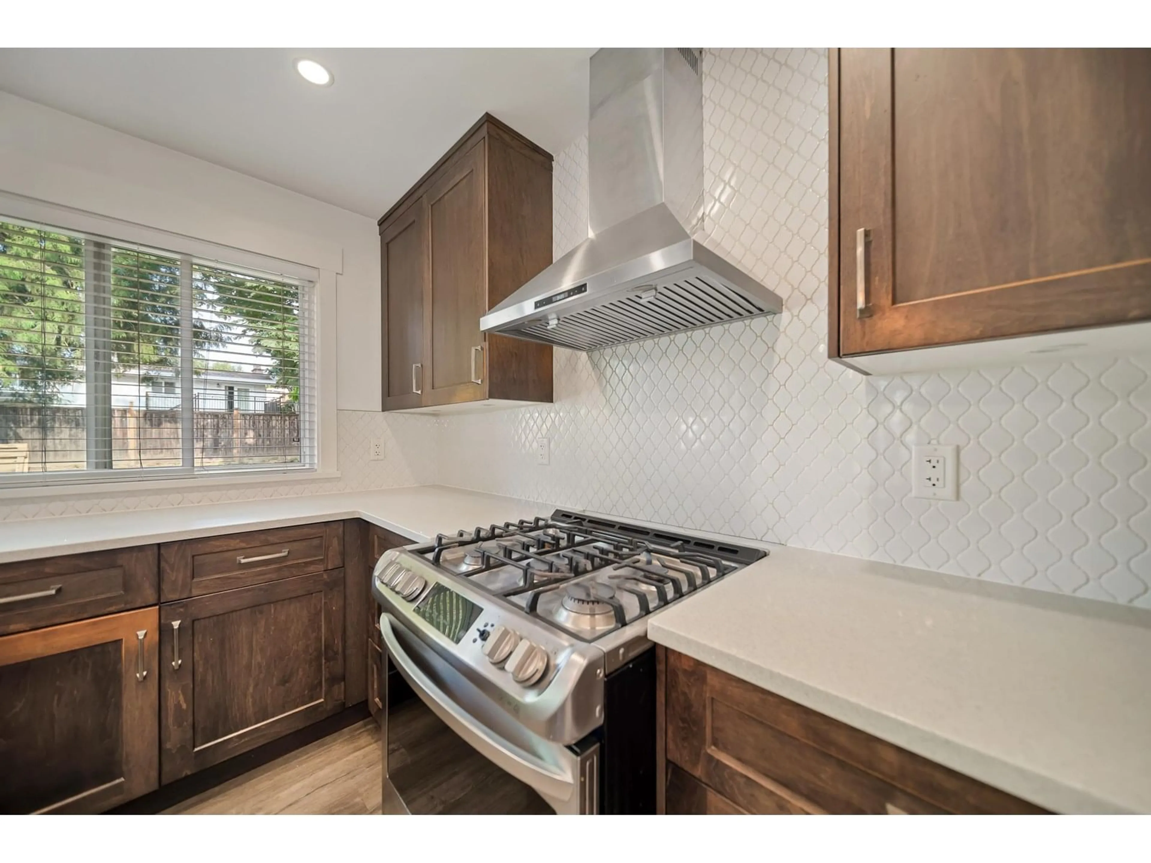 Open concept kitchen, ceramic/tile floor for 2152 MAYWOOD, Abbotsford British Columbia V2S4Z1