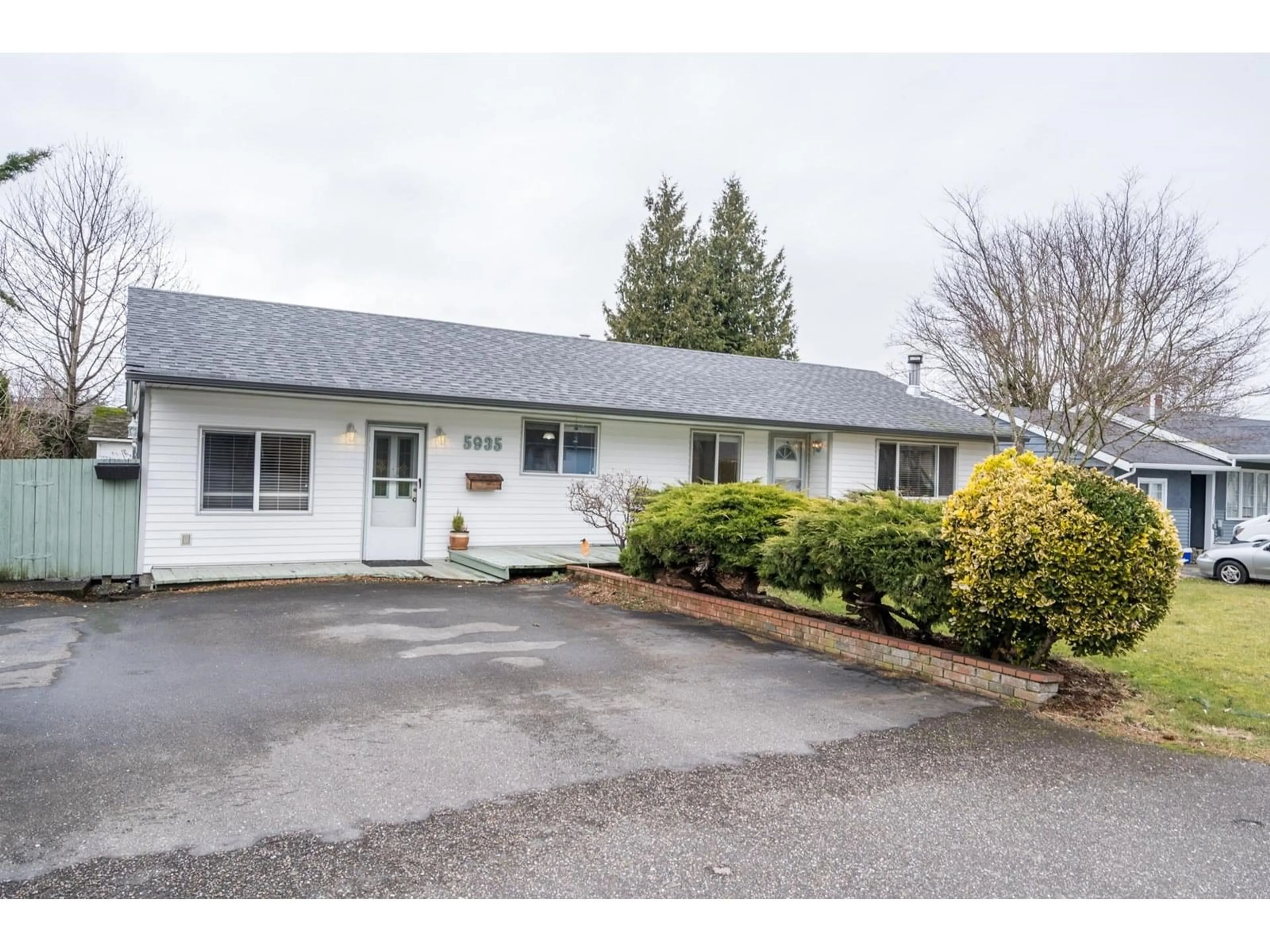 A pic from outside/outdoor area/front of a property/back of a property/a pic from drone, street for 5935 CARTER ROAD, Chilliwack British Columbia V2R3J8