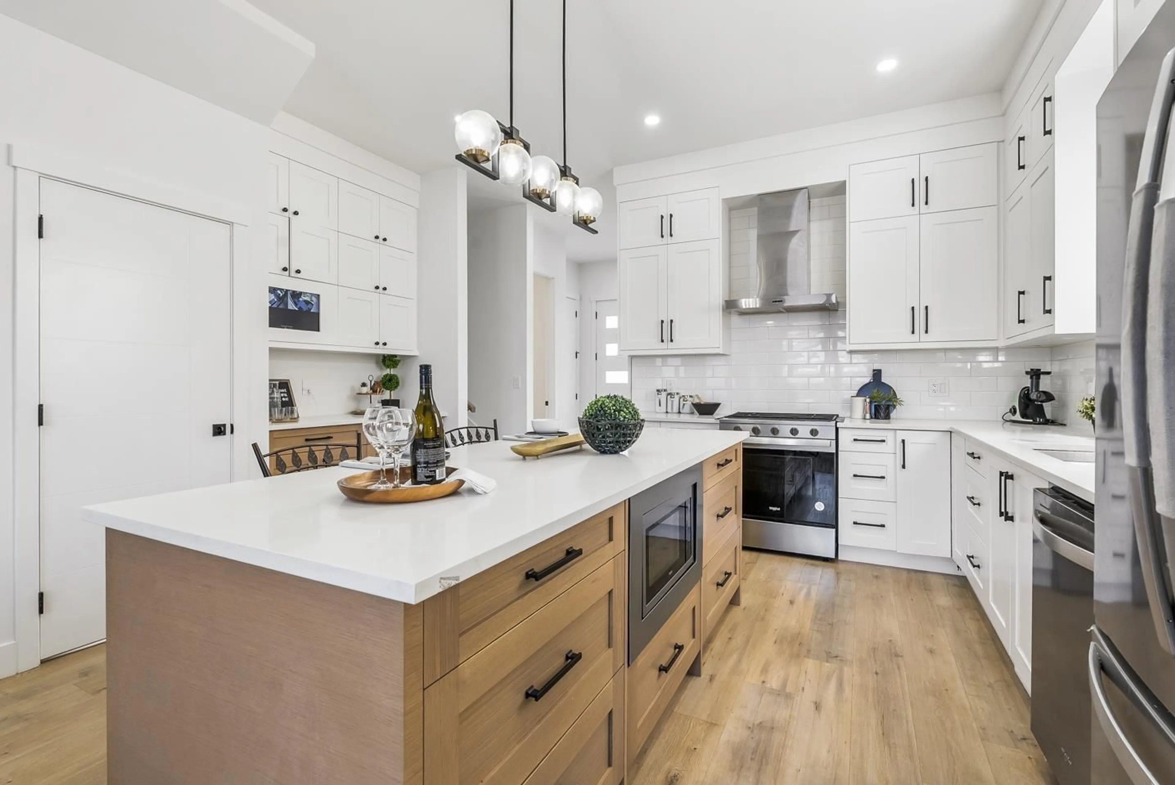 Open concept kitchen, unknown for 19637 76, Langley British Columbia V2Y3V2