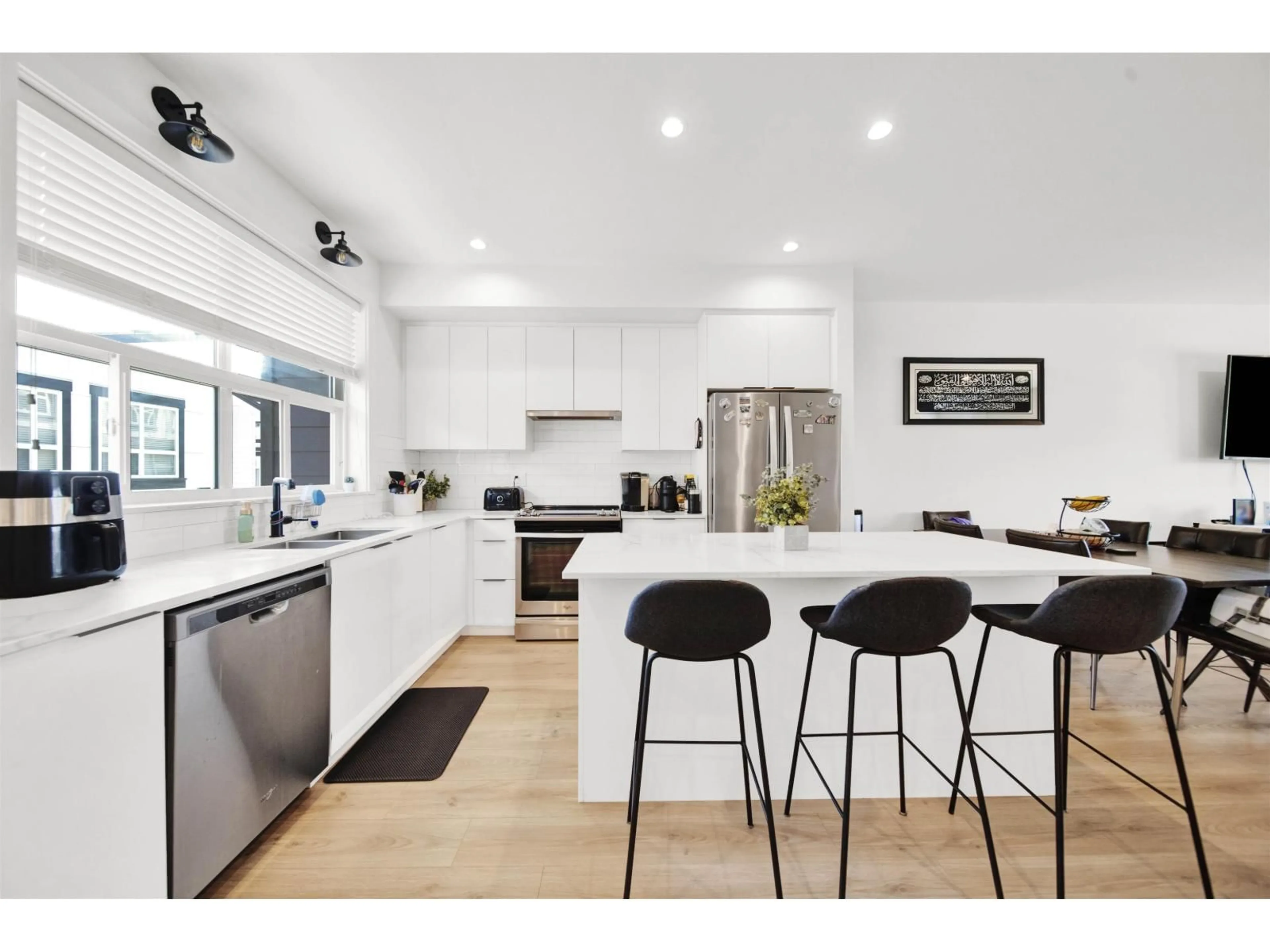Contemporary kitchen, unknown for 10 - 19255 ALOHA, Surrey British Columbia V4N6T8