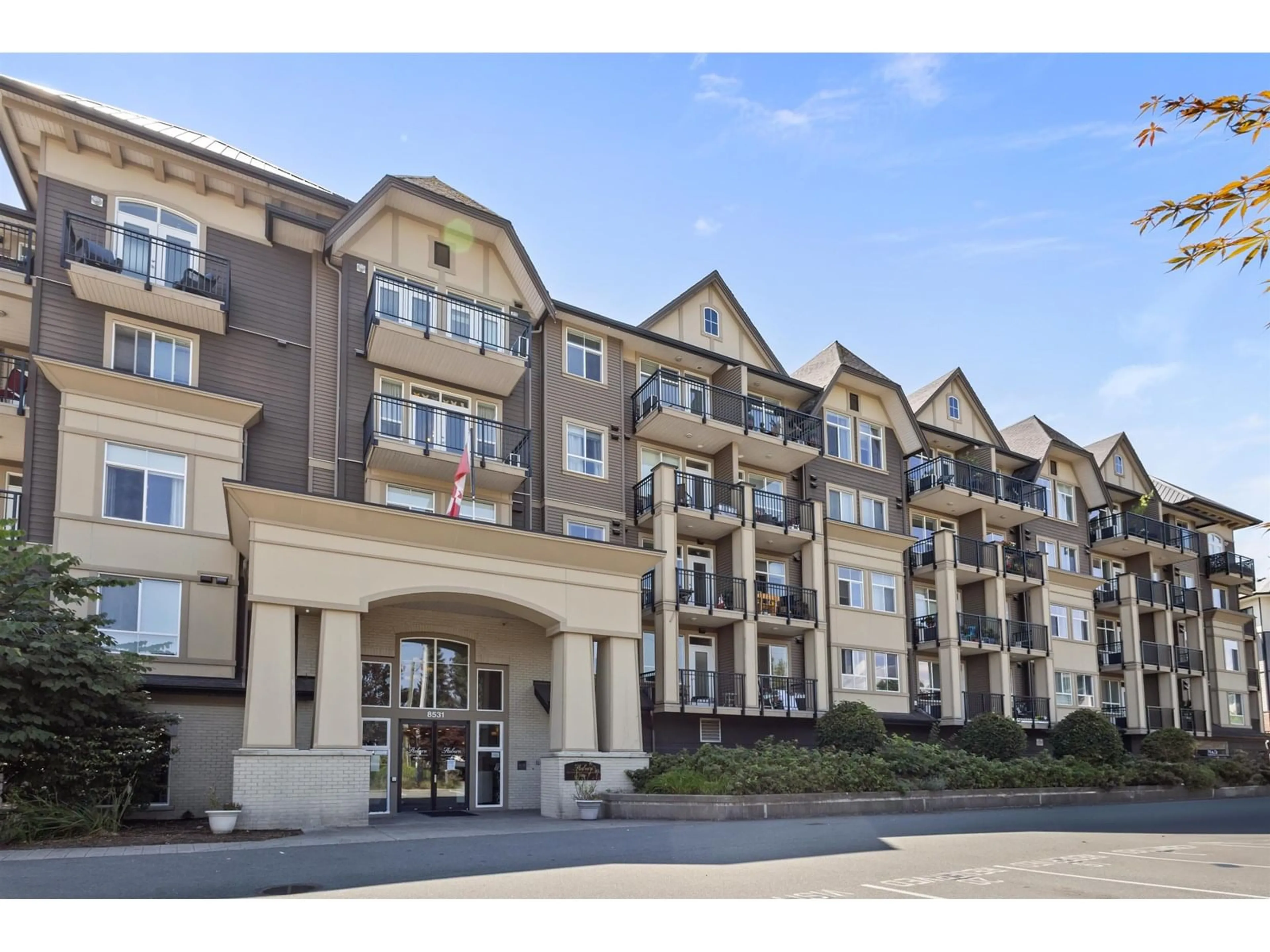 Indoor foyer for 417 - 8531 YOUNG ROAD, Chilliwack British Columbia V2P0E1