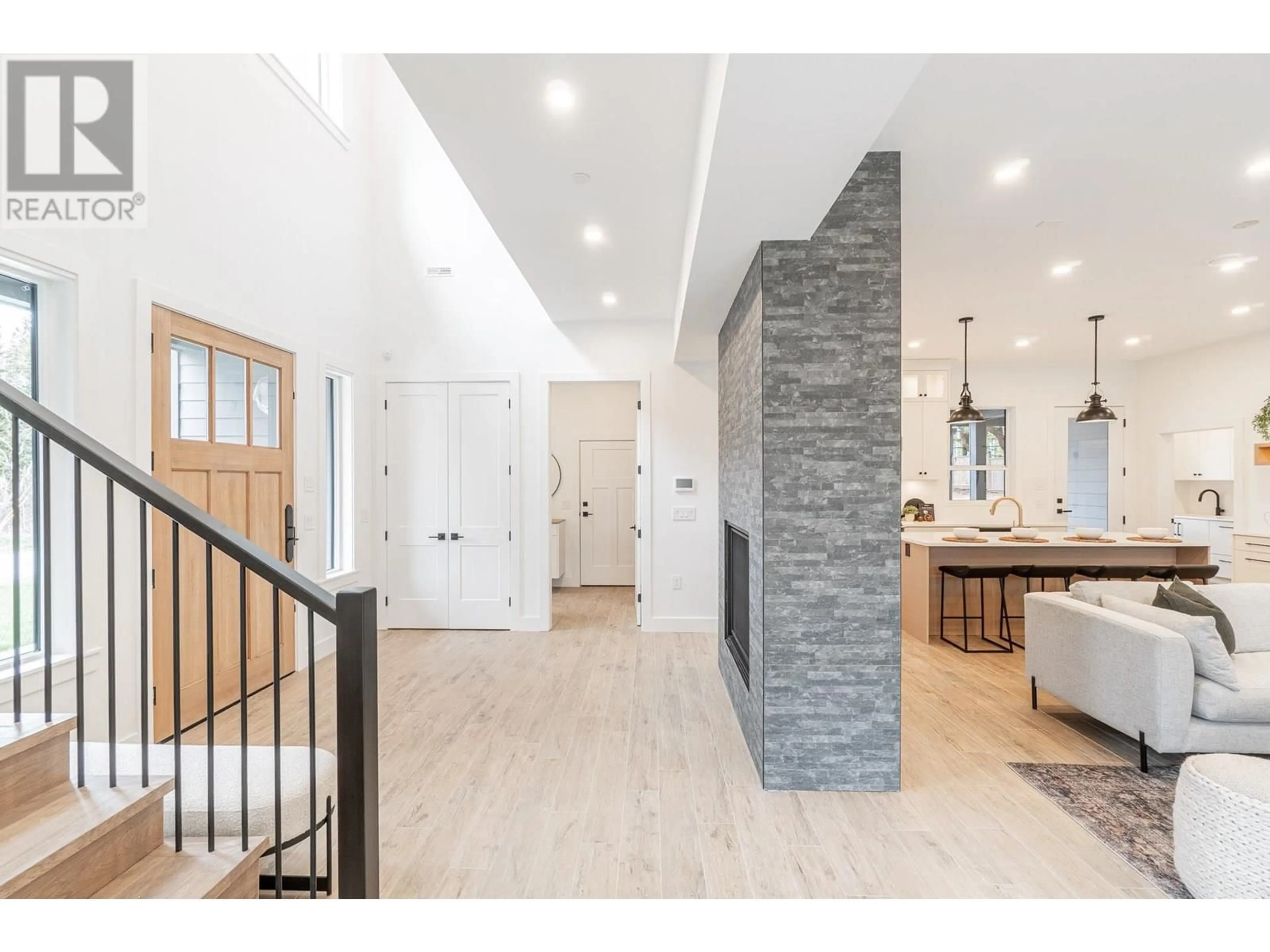 Indoor entryway for 12018 261 STREET, Maple Ridge British Columbia V2X1A2