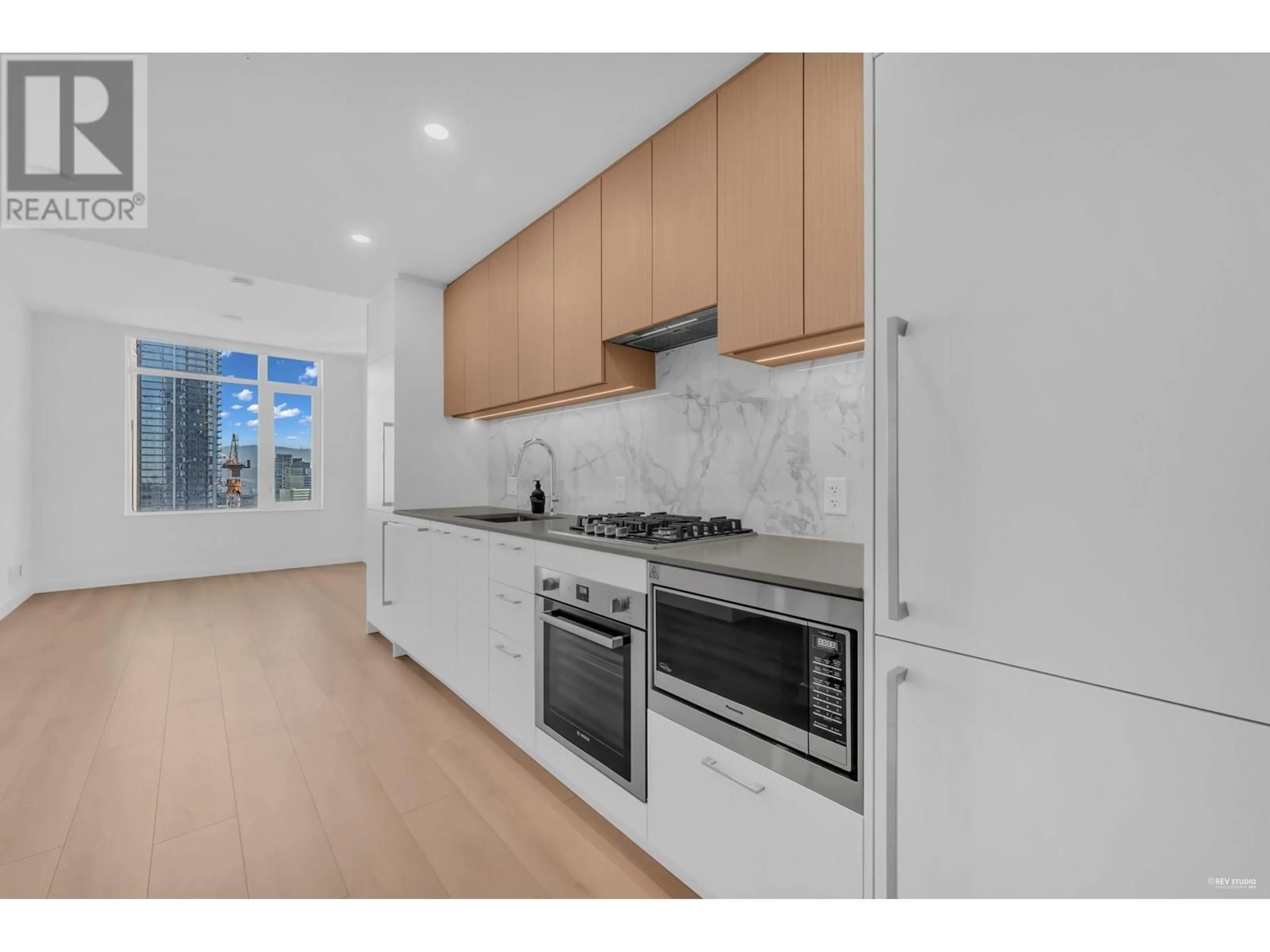 Standard kitchen, wood/laminate floor for 907 - 6468 WILLINGDON AVENUE, Burnaby British Columbia V5H0L3