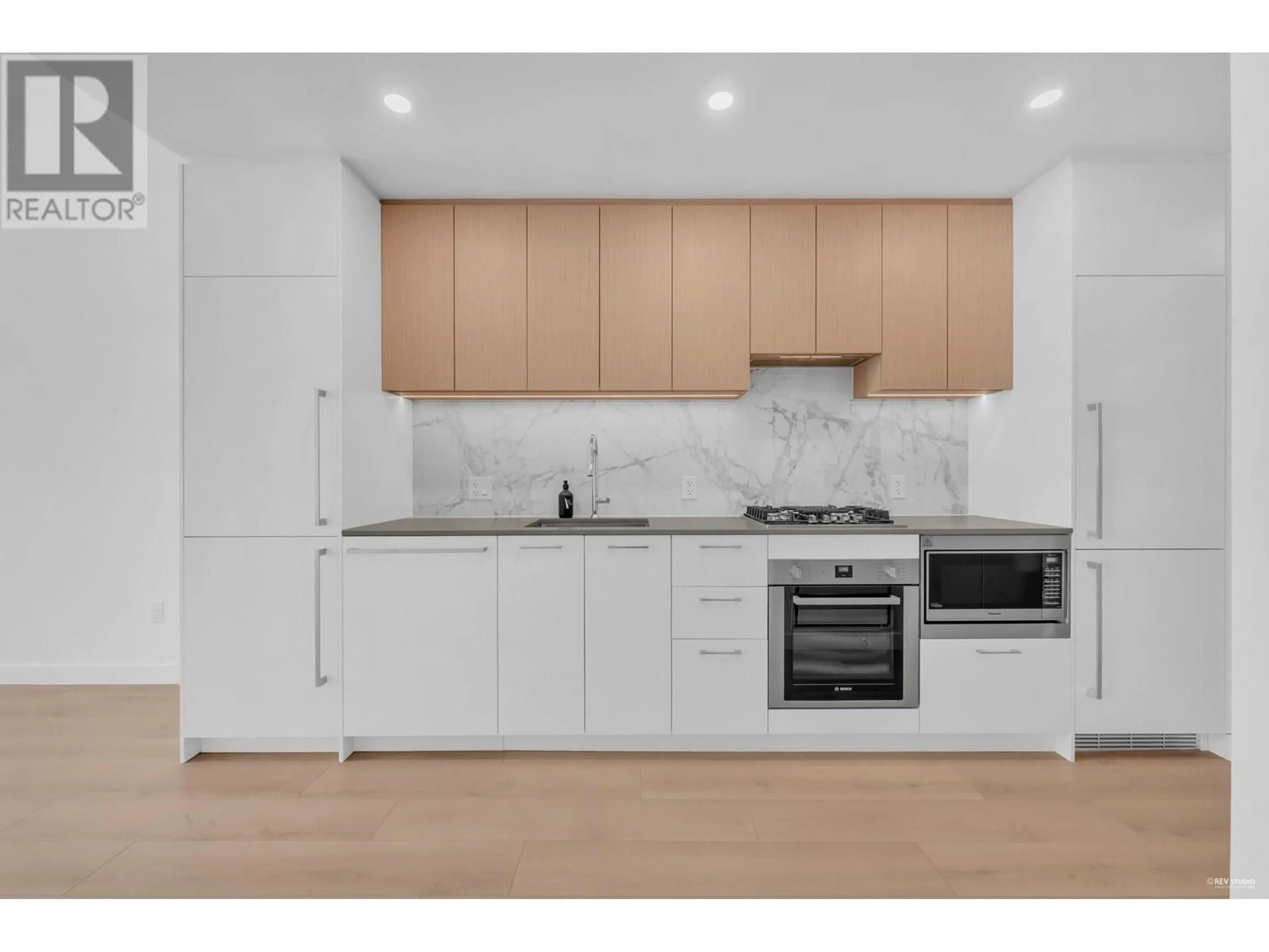 Standard kitchen, wood/laminate floor for 907 - 6468 WILLINGDON AVENUE, Burnaby British Columbia V5H0L3