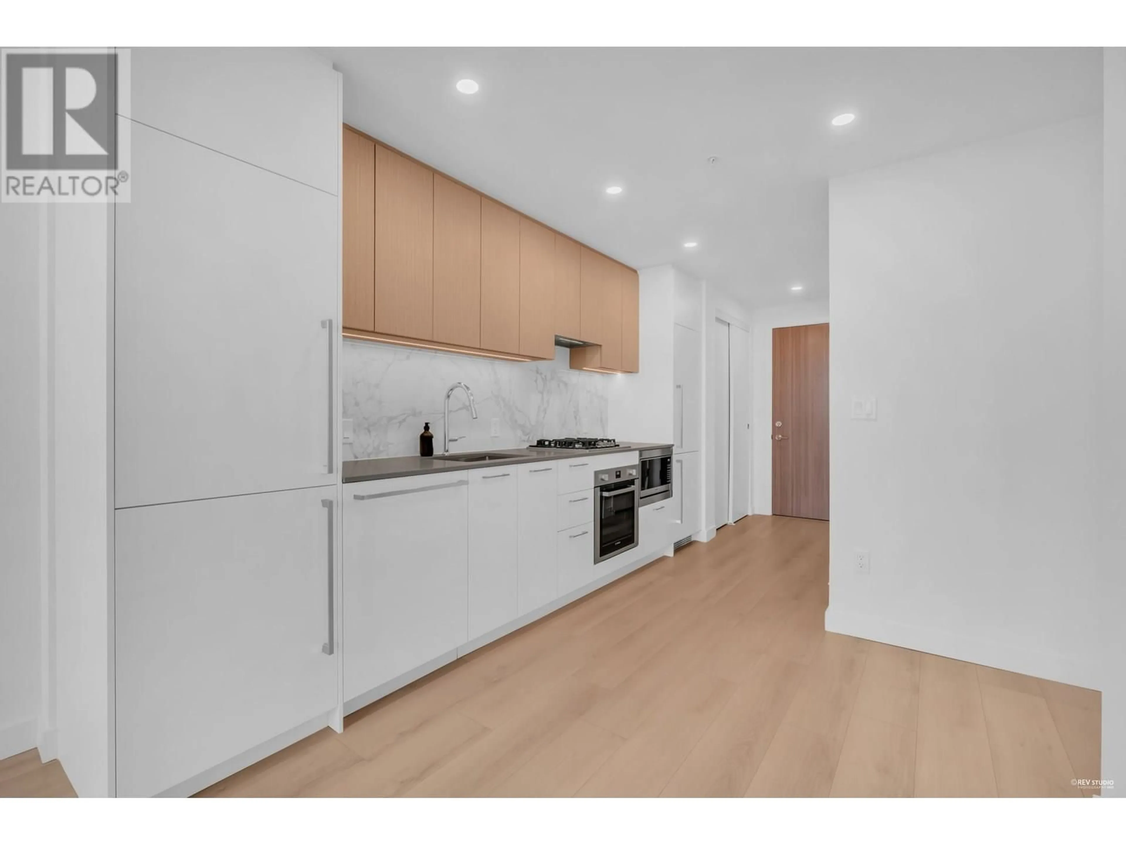 Standard kitchen, wood/laminate floor for 907 - 6468 WILLINGDON AVENUE, Burnaby British Columbia V5H0L3