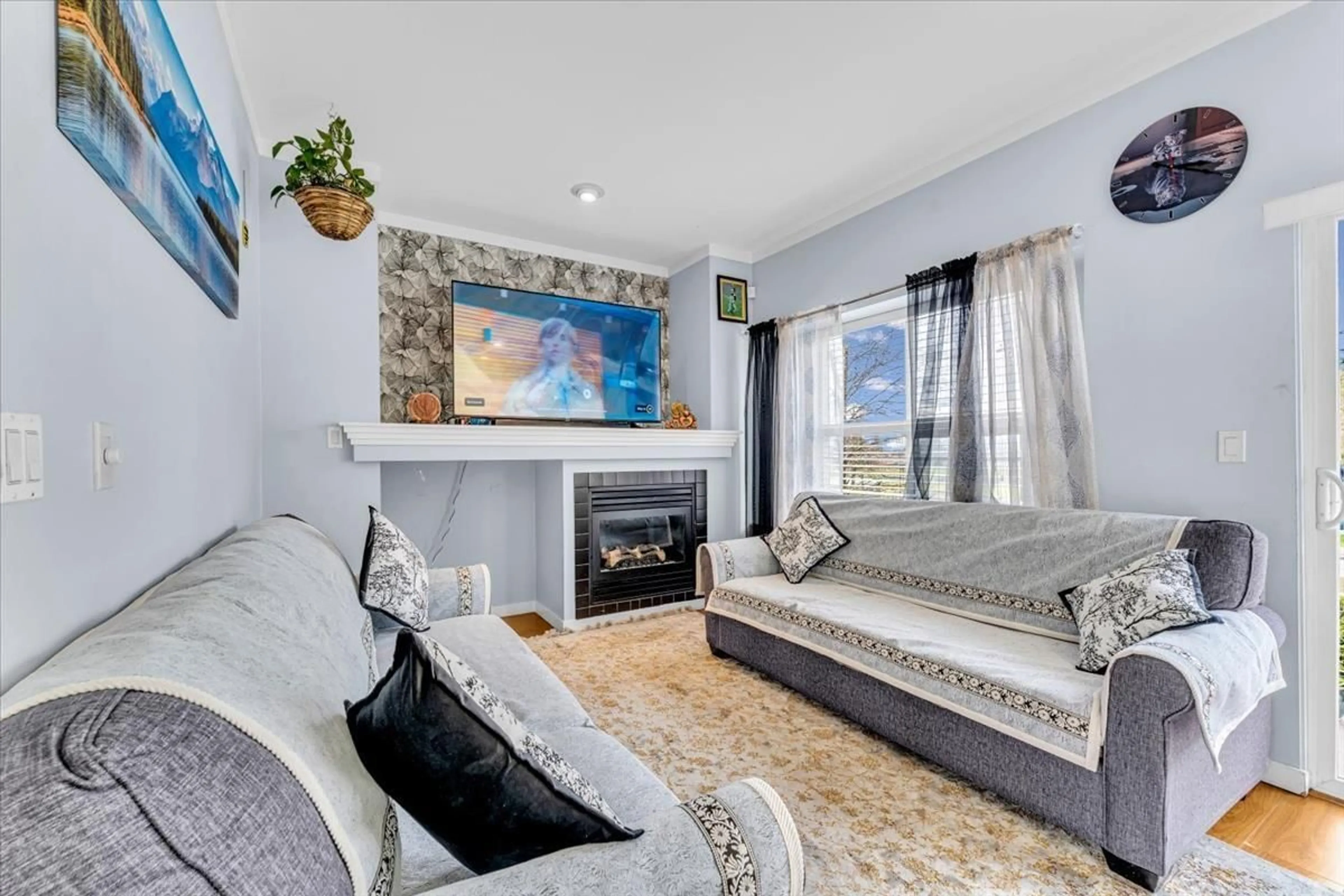 Living room with furniture, unknown for 68 - 12677 63, Surrey British Columbia V3X3T3