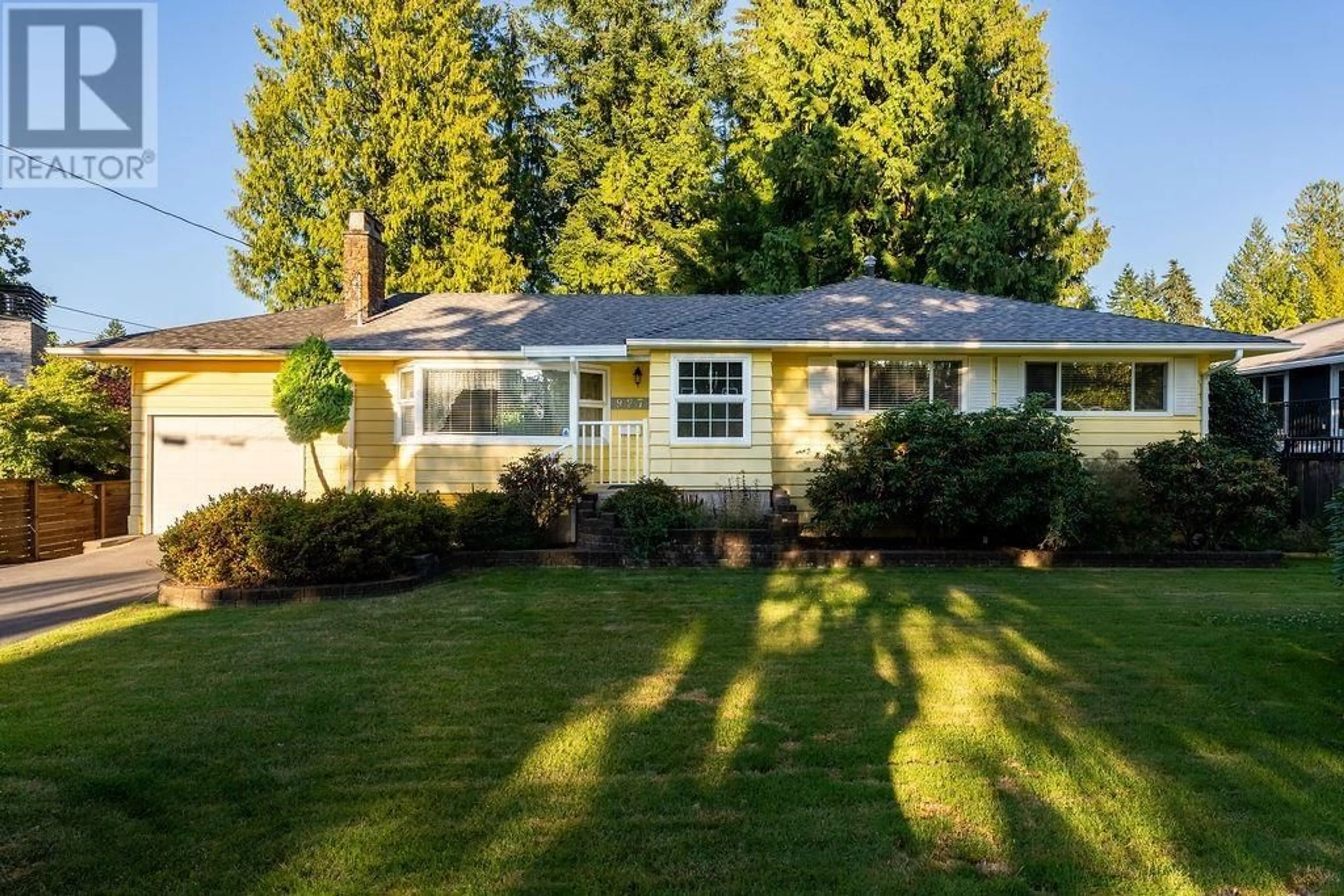 Home with vinyl exterior material, street for 927 CANYON COURT, Coquitlam British Columbia V3J5Y1
