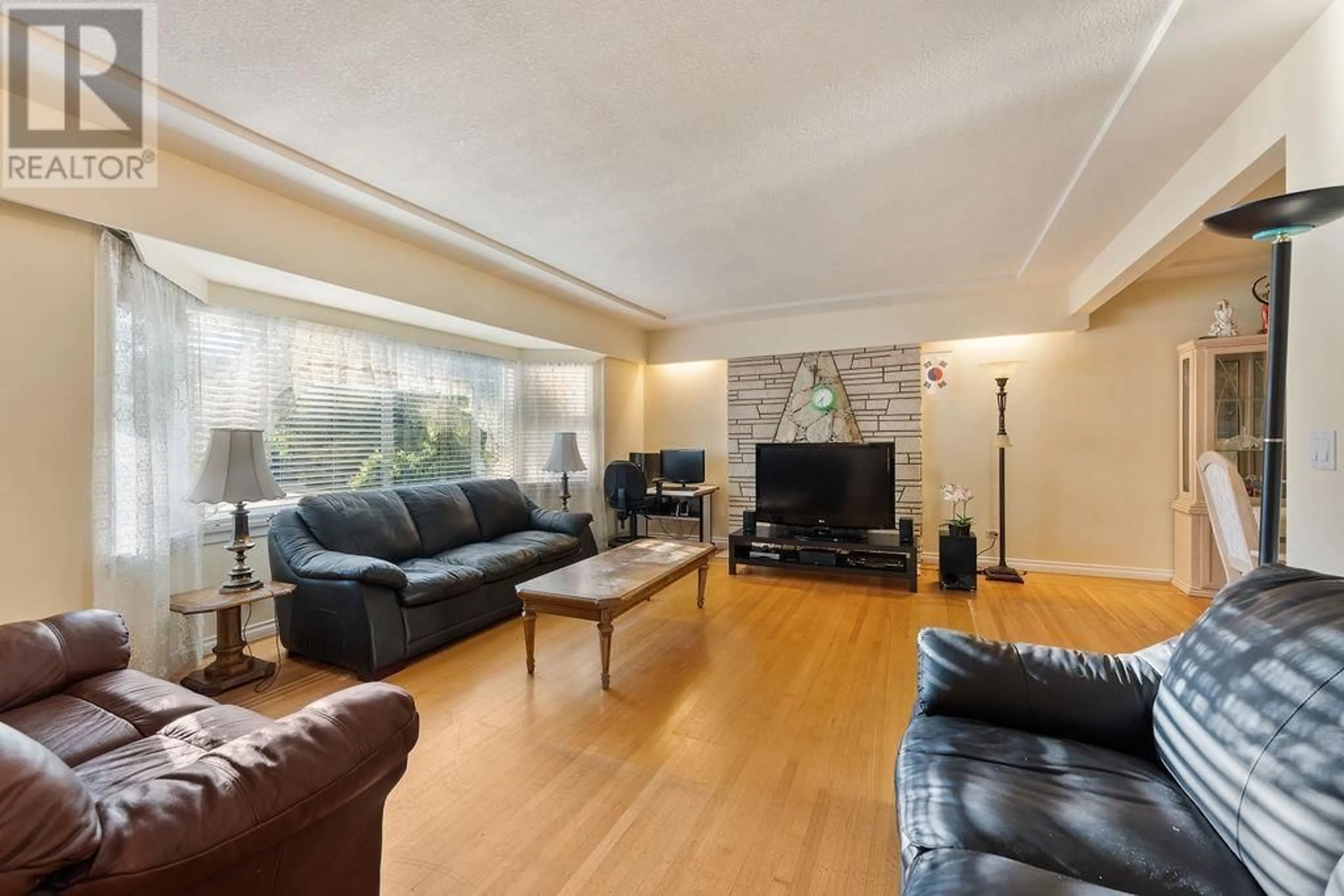 Living room with furniture, wood/laminate floor for 927 CANYON COURT, Coquitlam British Columbia V3J5Y1