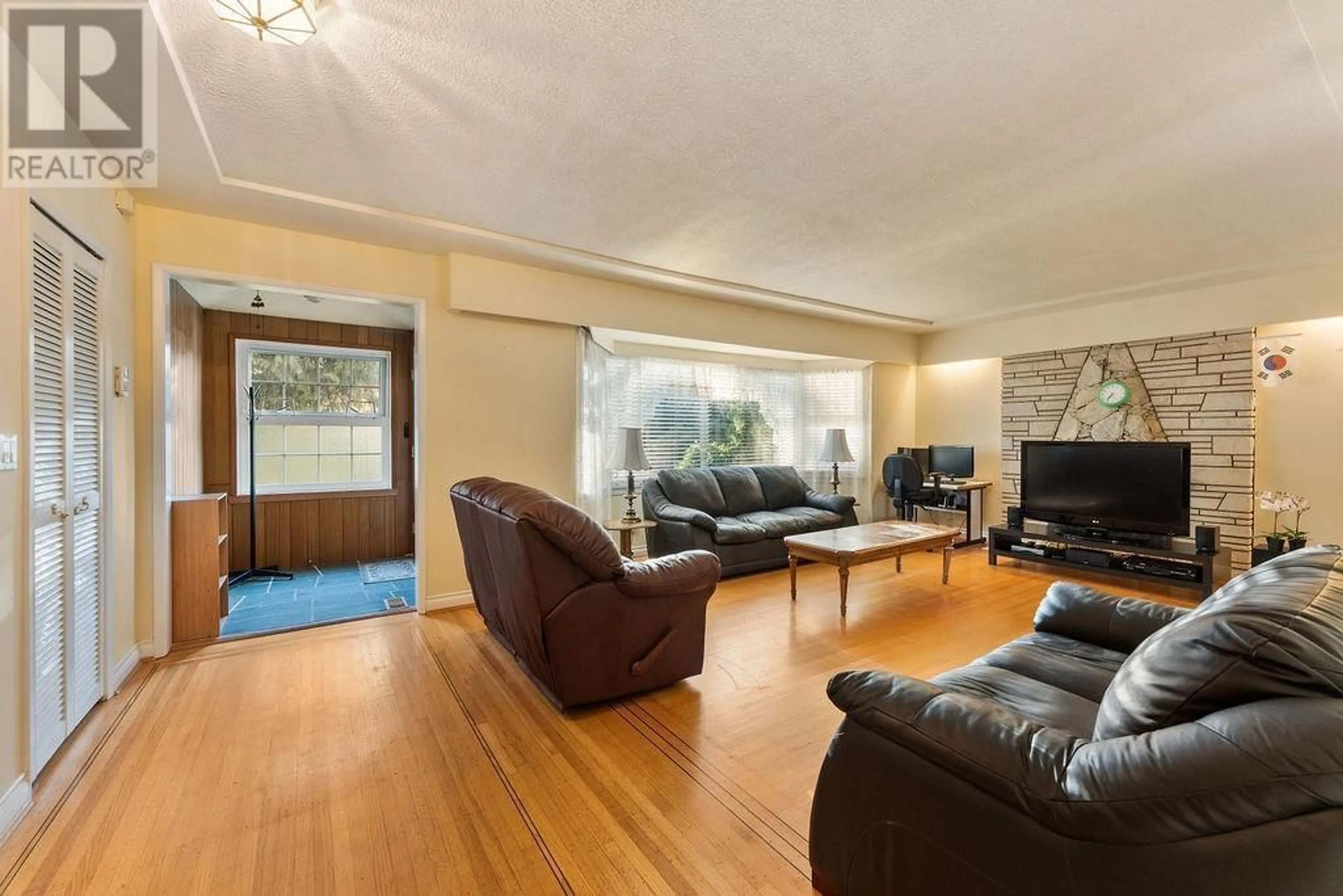 Living room with furniture, wood/laminate floor for 927 CANYON COURT, Coquitlam British Columbia V3J5Y1