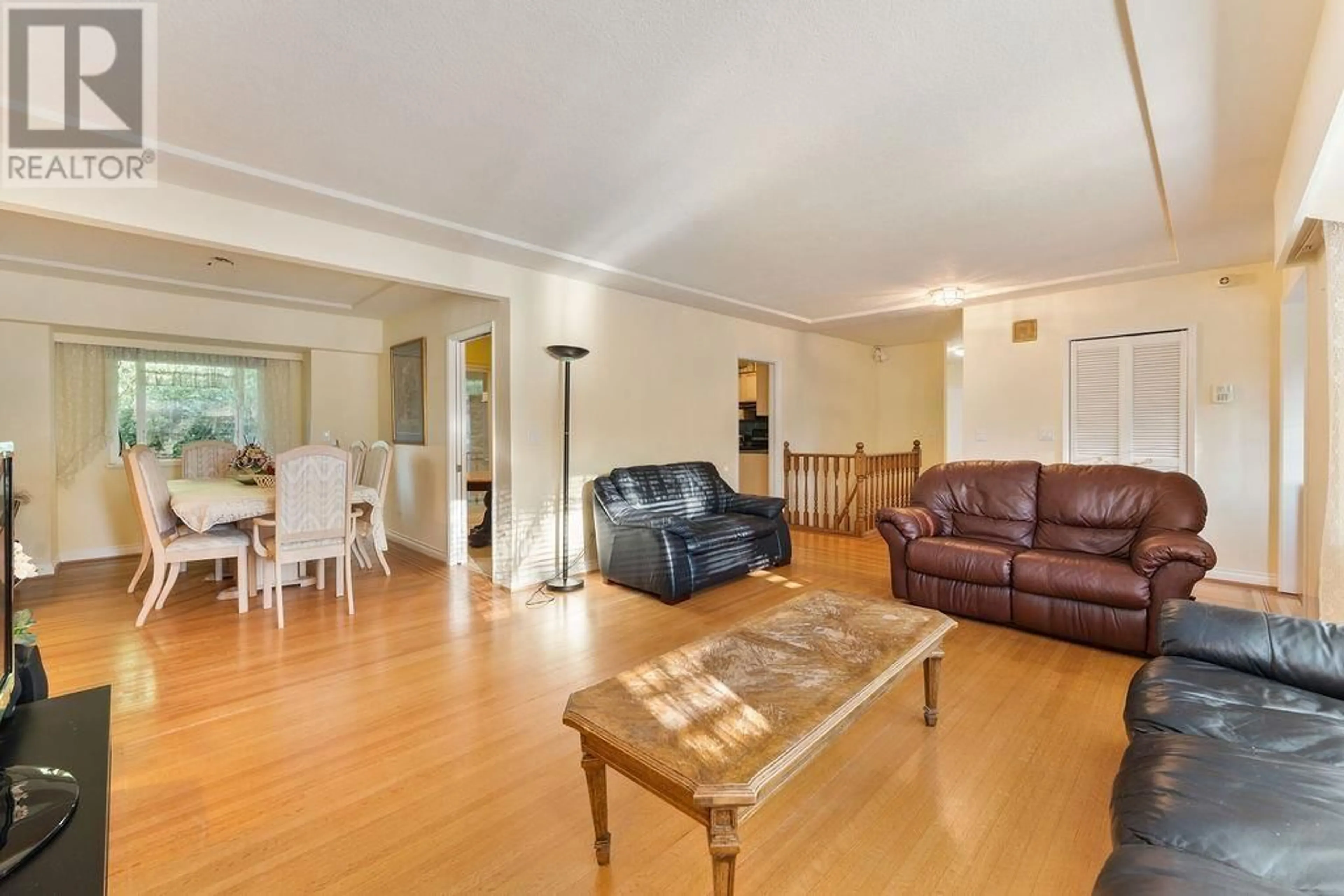 Living room with furniture, wood/laminate floor for 927 CANYON COURT, Coquitlam British Columbia V3J5Y1