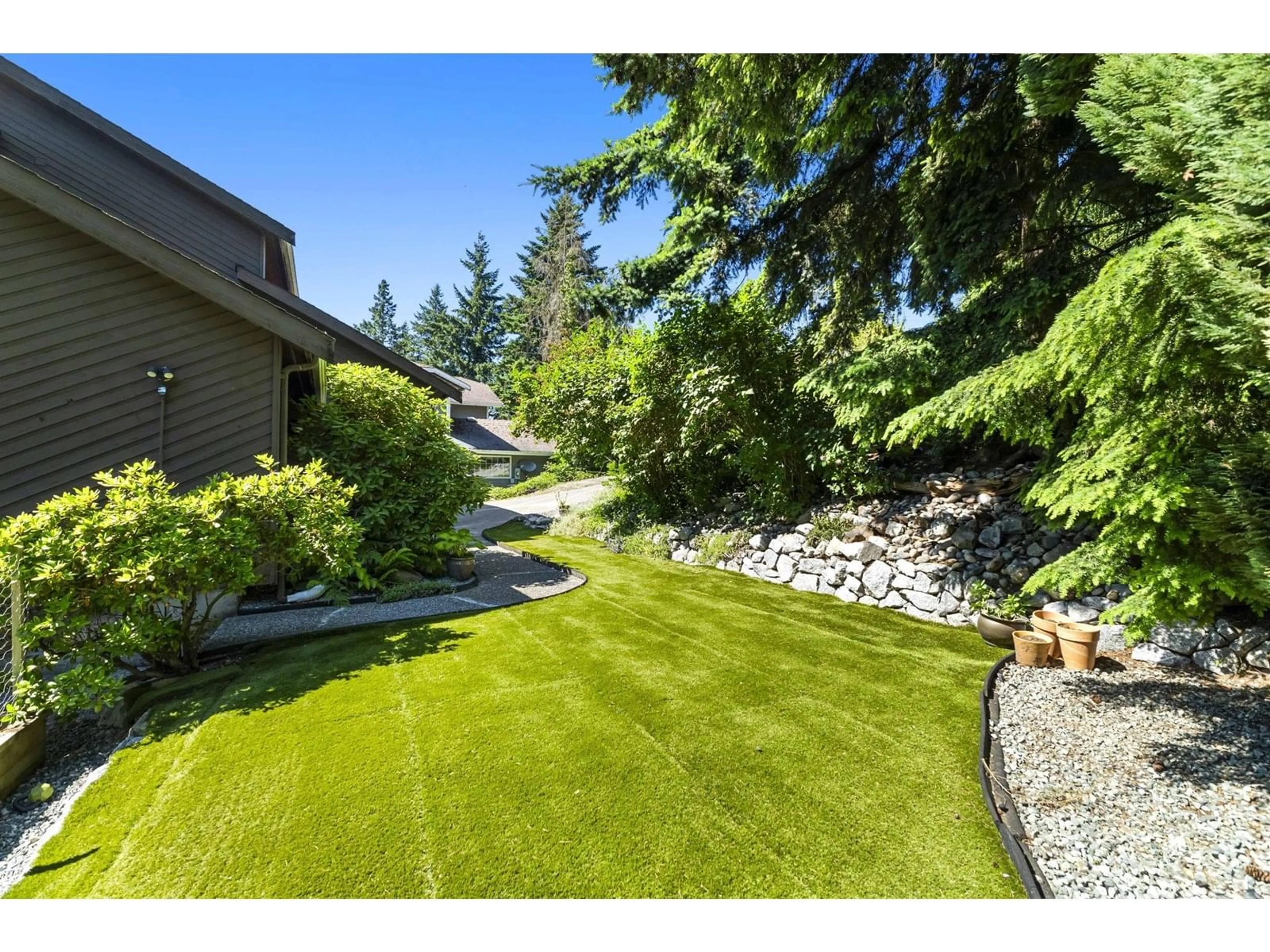 A pic from outside/outdoor area/front of a property/back of a property/a pic from drone, unknown for 2615 ST GALLEN, Abbotsford British Columbia V3G1C3