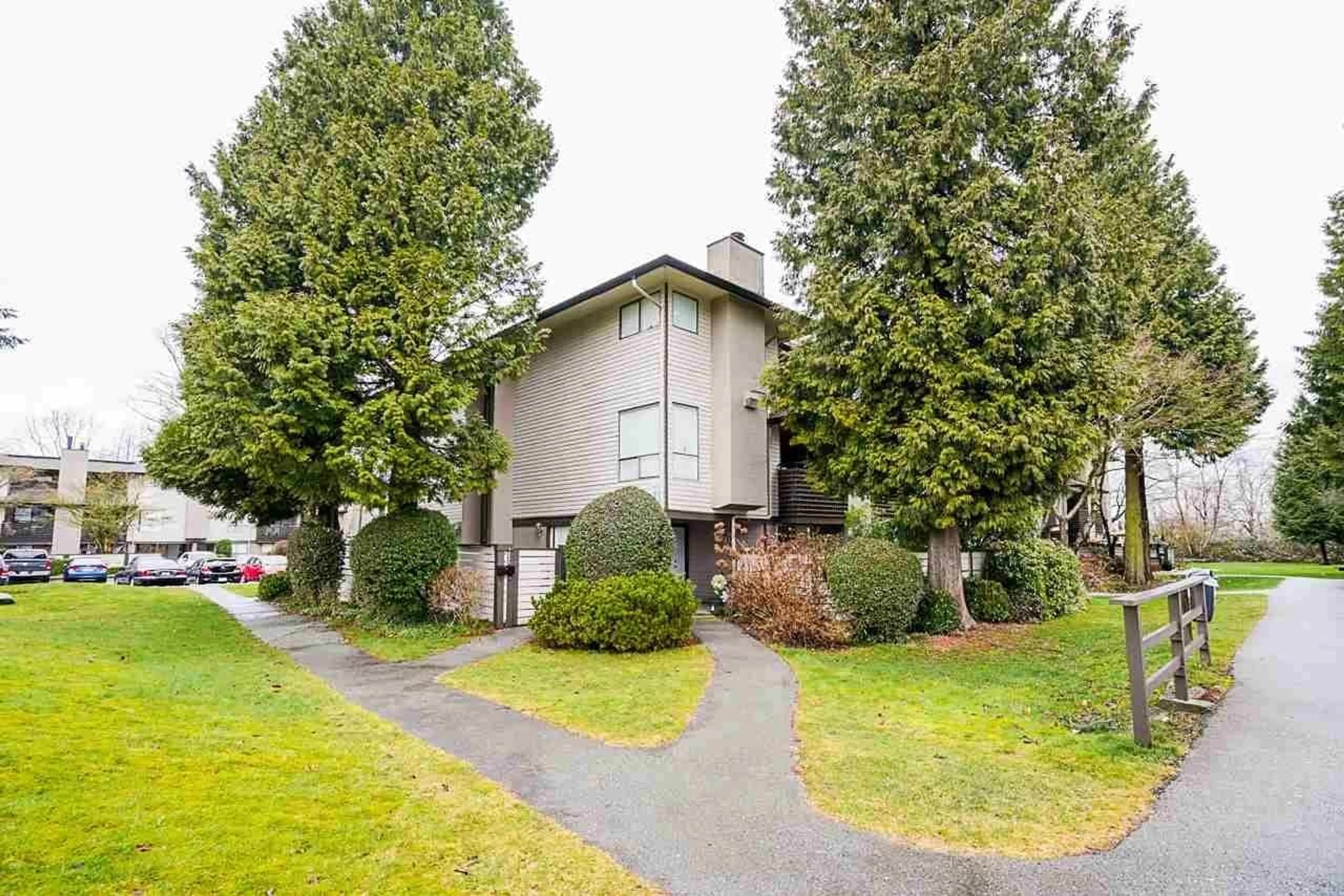 Patio, street for 10634 HOLLY PARK, Surrey British Columbia V3R6X9