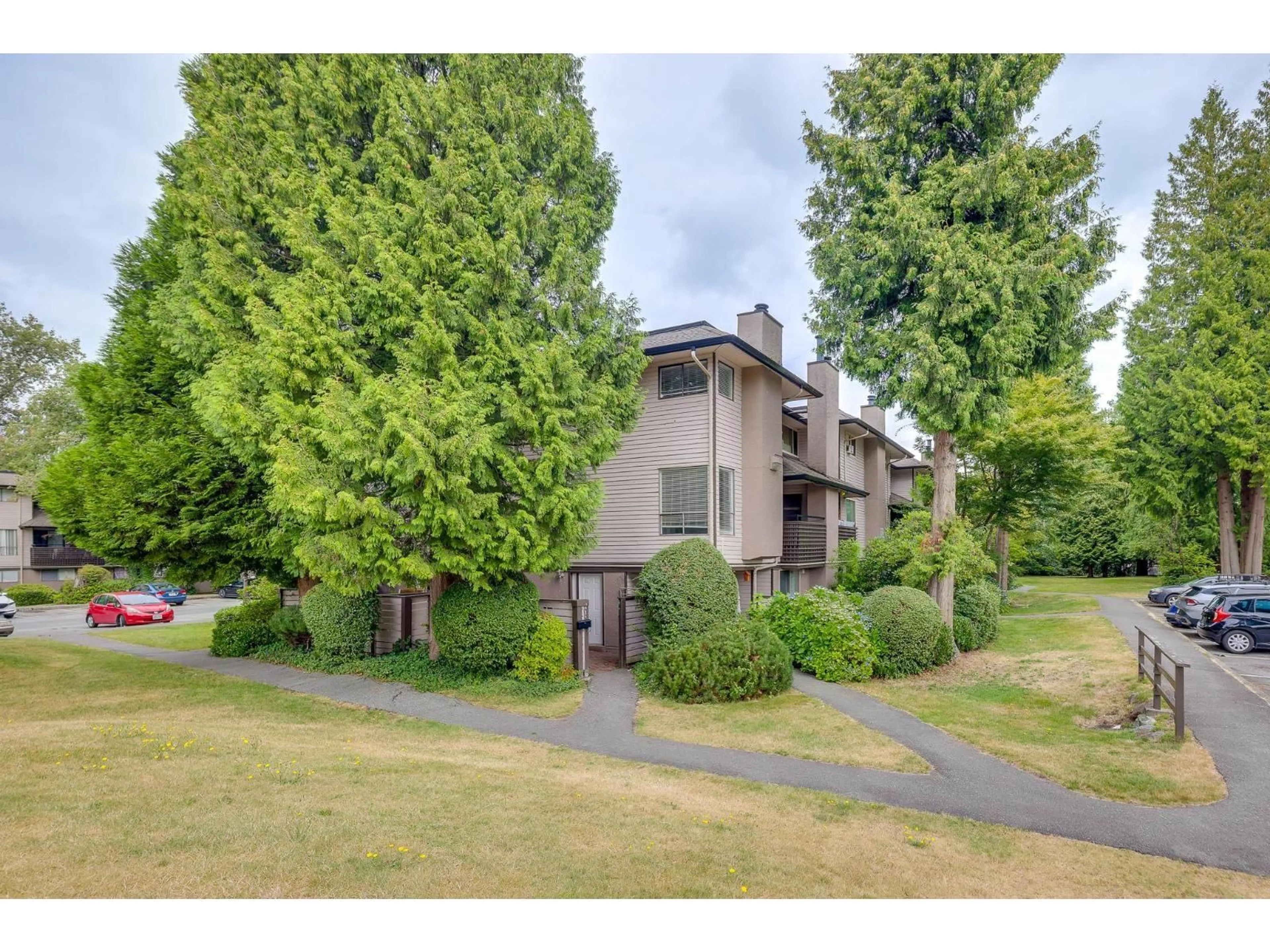 A pic from outside/outdoor area/front of a property/back of a property/a pic from drone, mountain view for 10634 HOLLY PARK, Surrey British Columbia V3R6X9