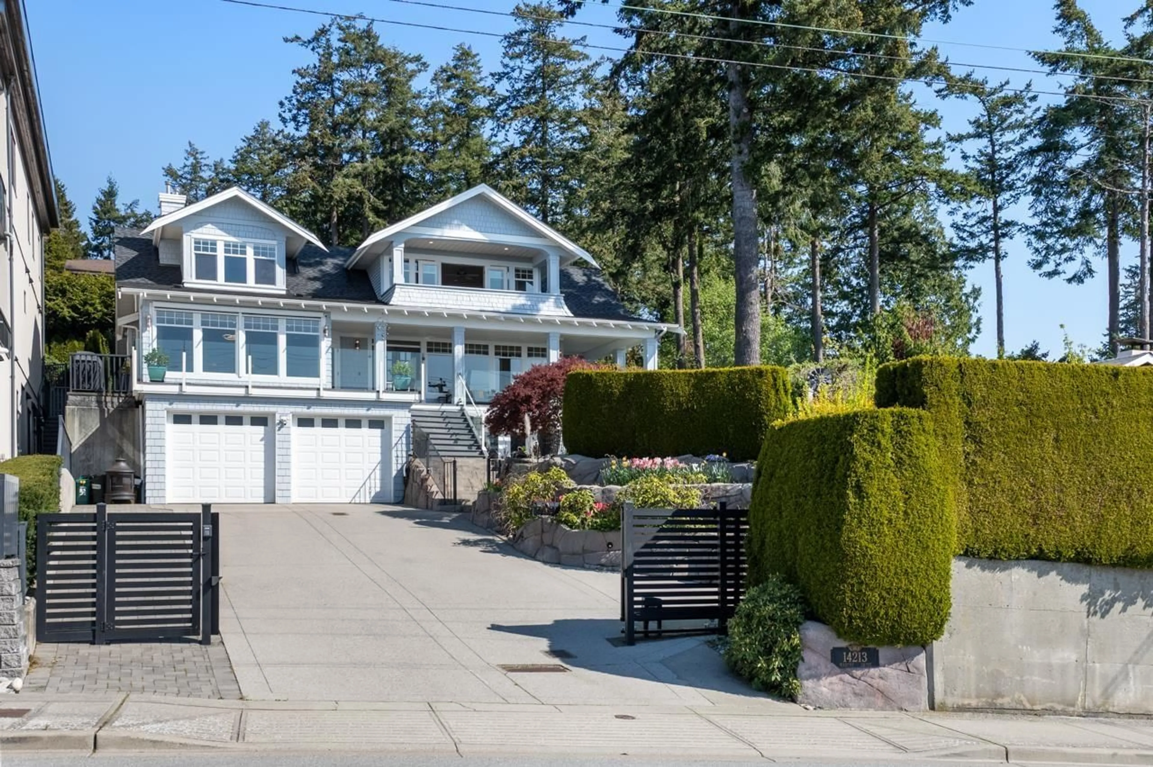 Home with vinyl exterior material, street for 14213 MARINE, White Rock British Columbia V4B1A9