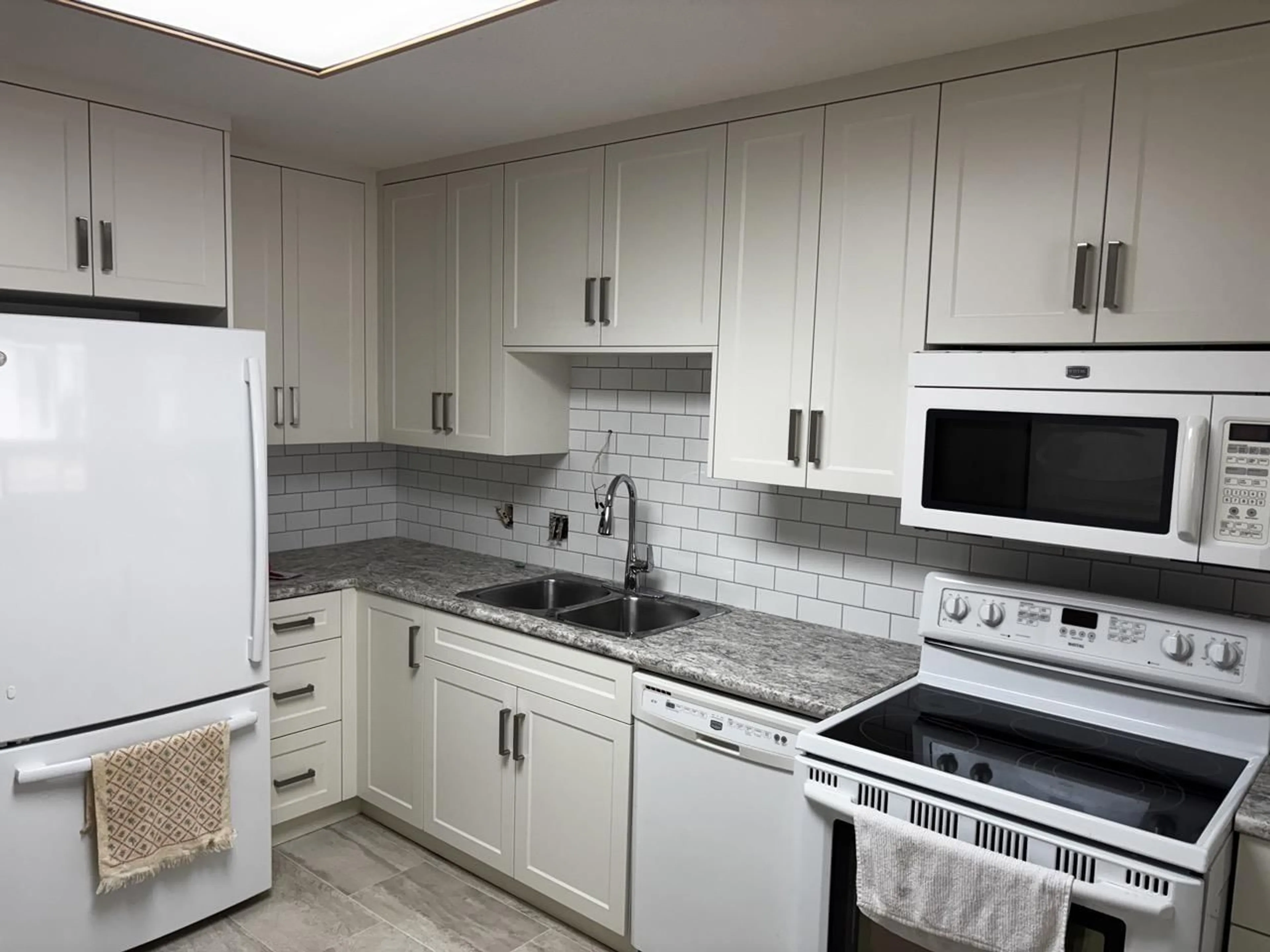 Standard kitchen, unknown for 115 - 7610 EVANS ROAD, Chilliwack British Columbia V2R2Z5
