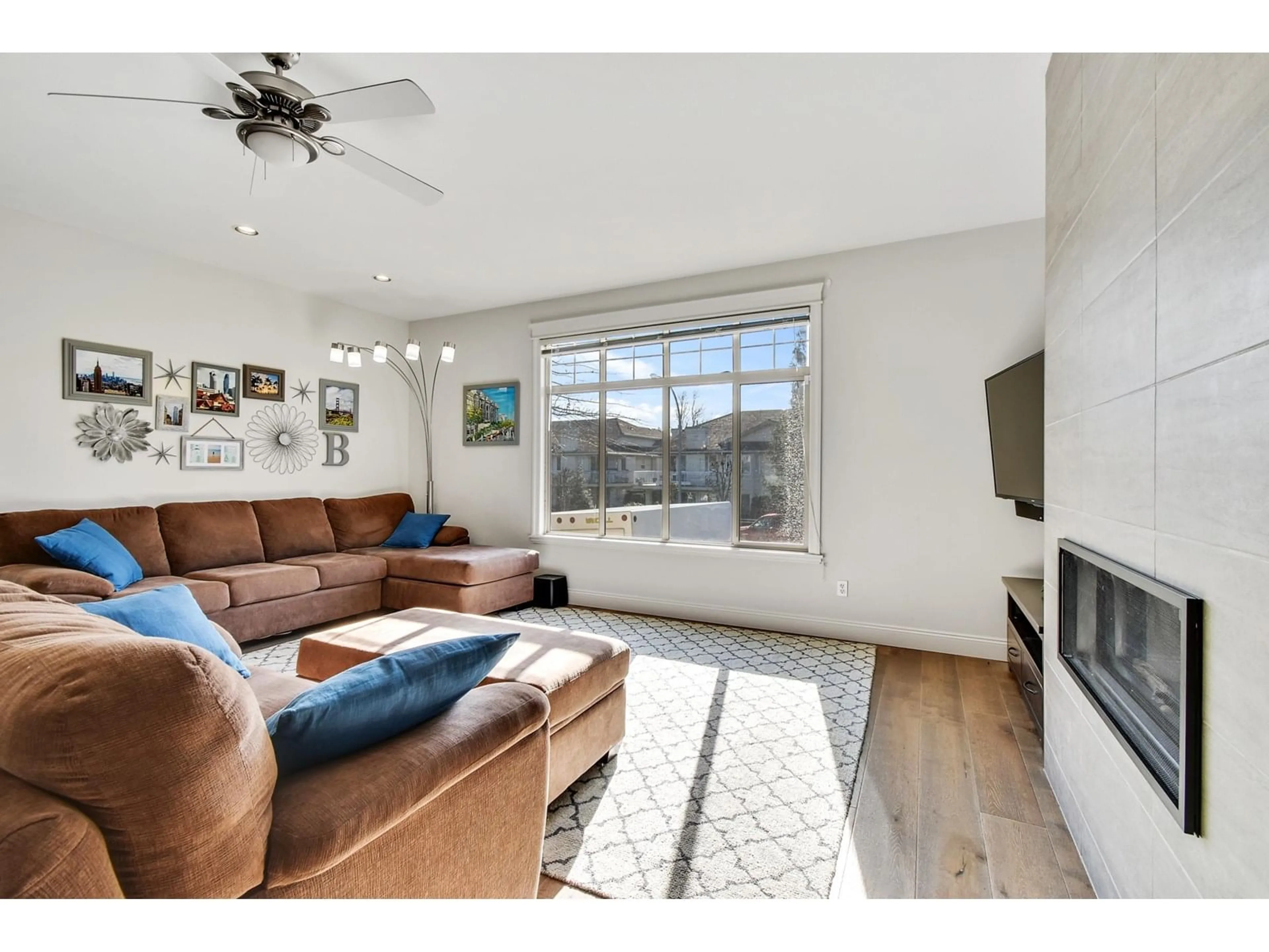 Living room with furniture, wood/laminate floor for 31493 SPUR, Abbotsford British Columbia V2T6W9