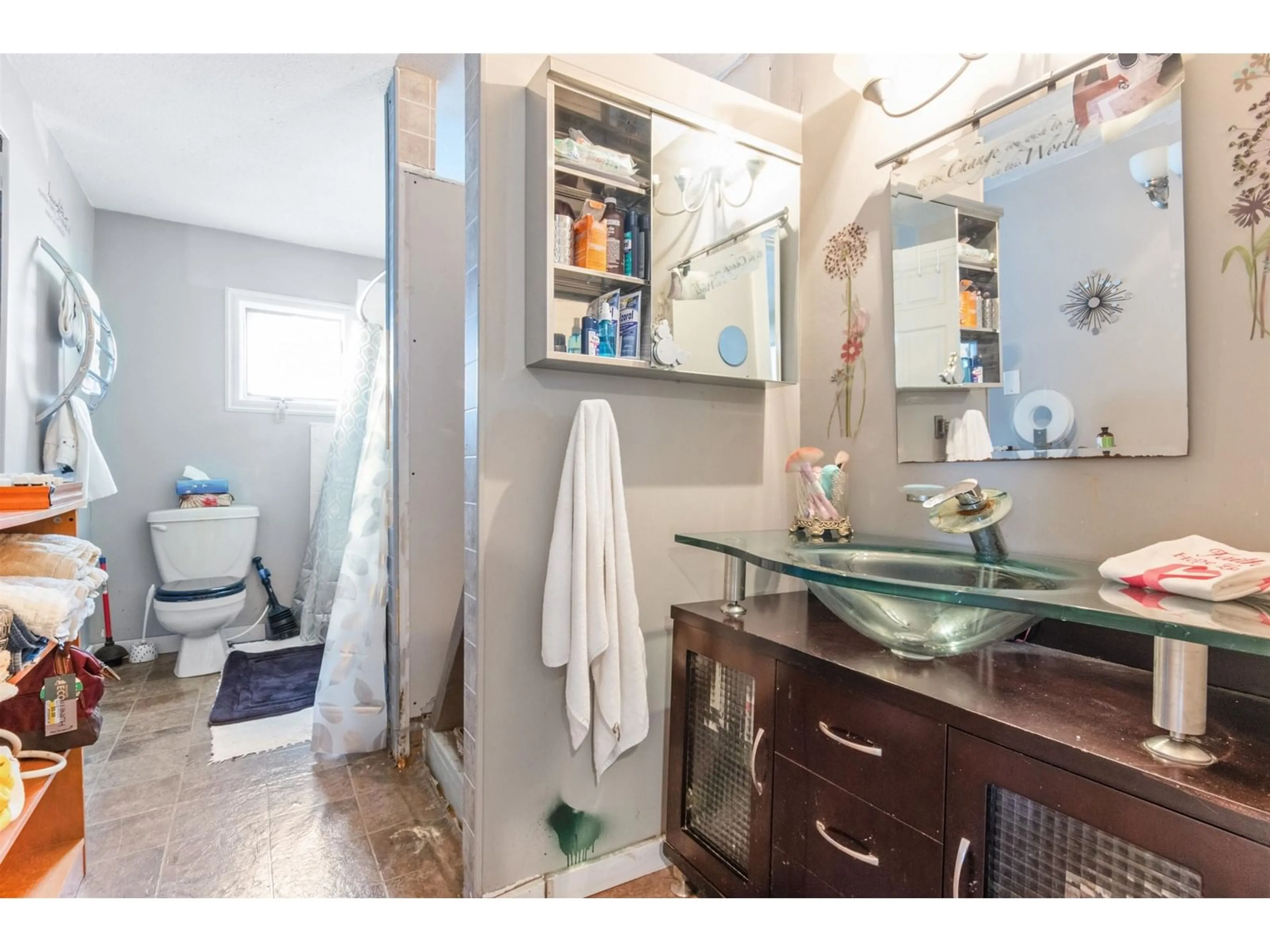 Contemporary bathroom, ceramic/tile floor for 586 6TH AVENUE, Hope British Columbia V0X1L0