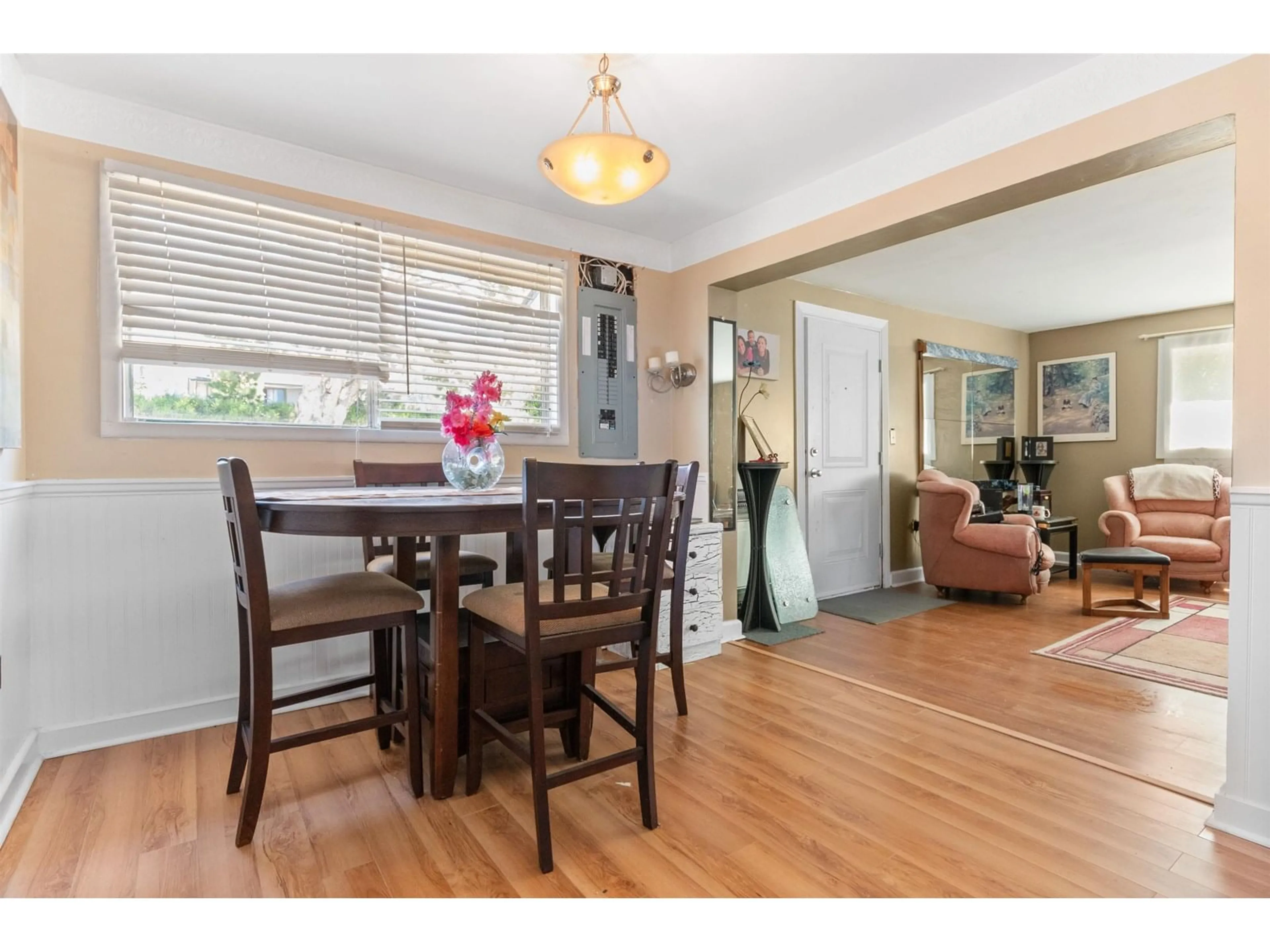 Dining room, wood/laminate floor for 586 6TH AVENUE, Hope British Columbia V0X1L0
