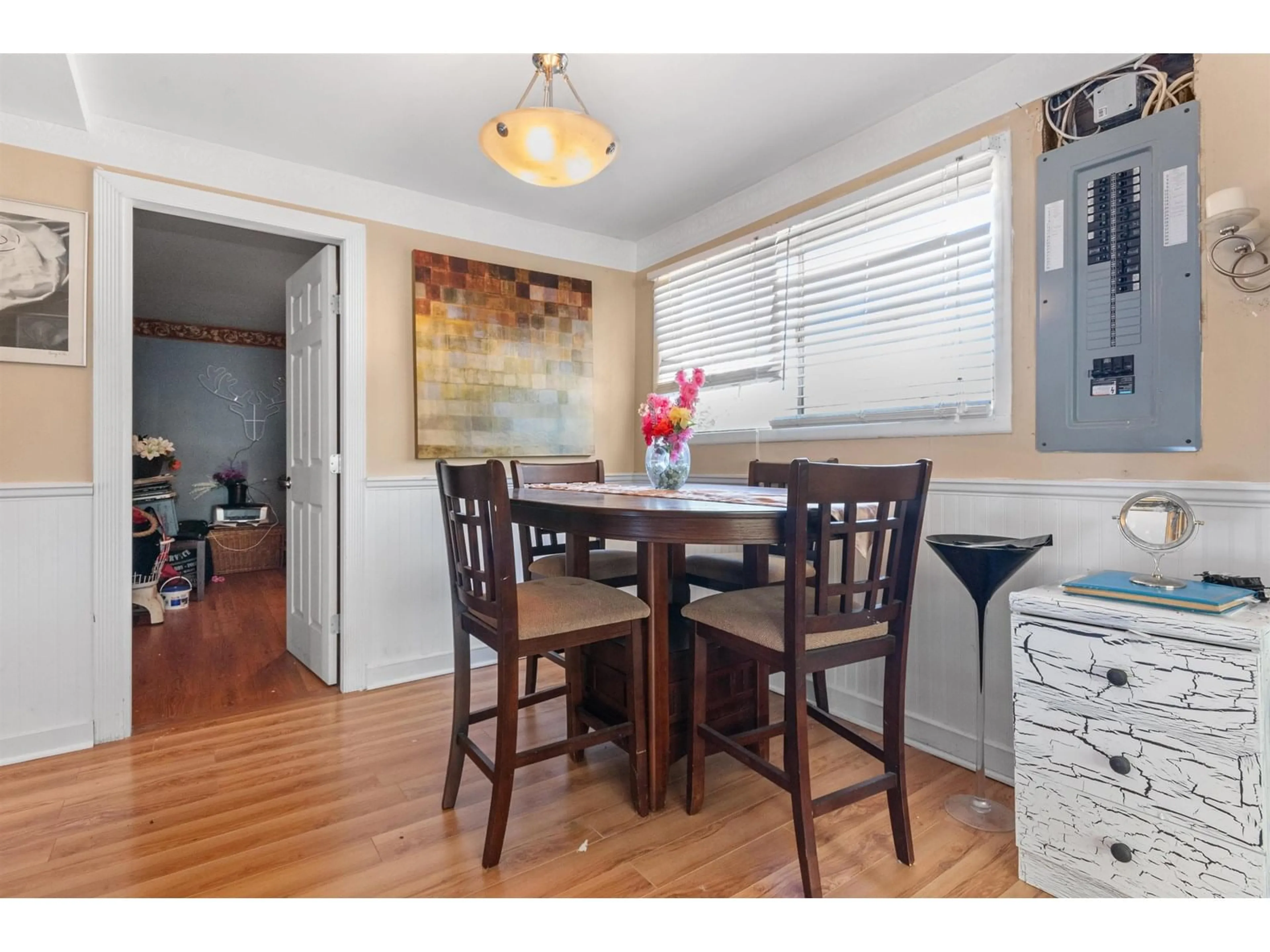 Dining room, wood/laminate floor for 586 6TH AVENUE, Hope British Columbia V0X1L0