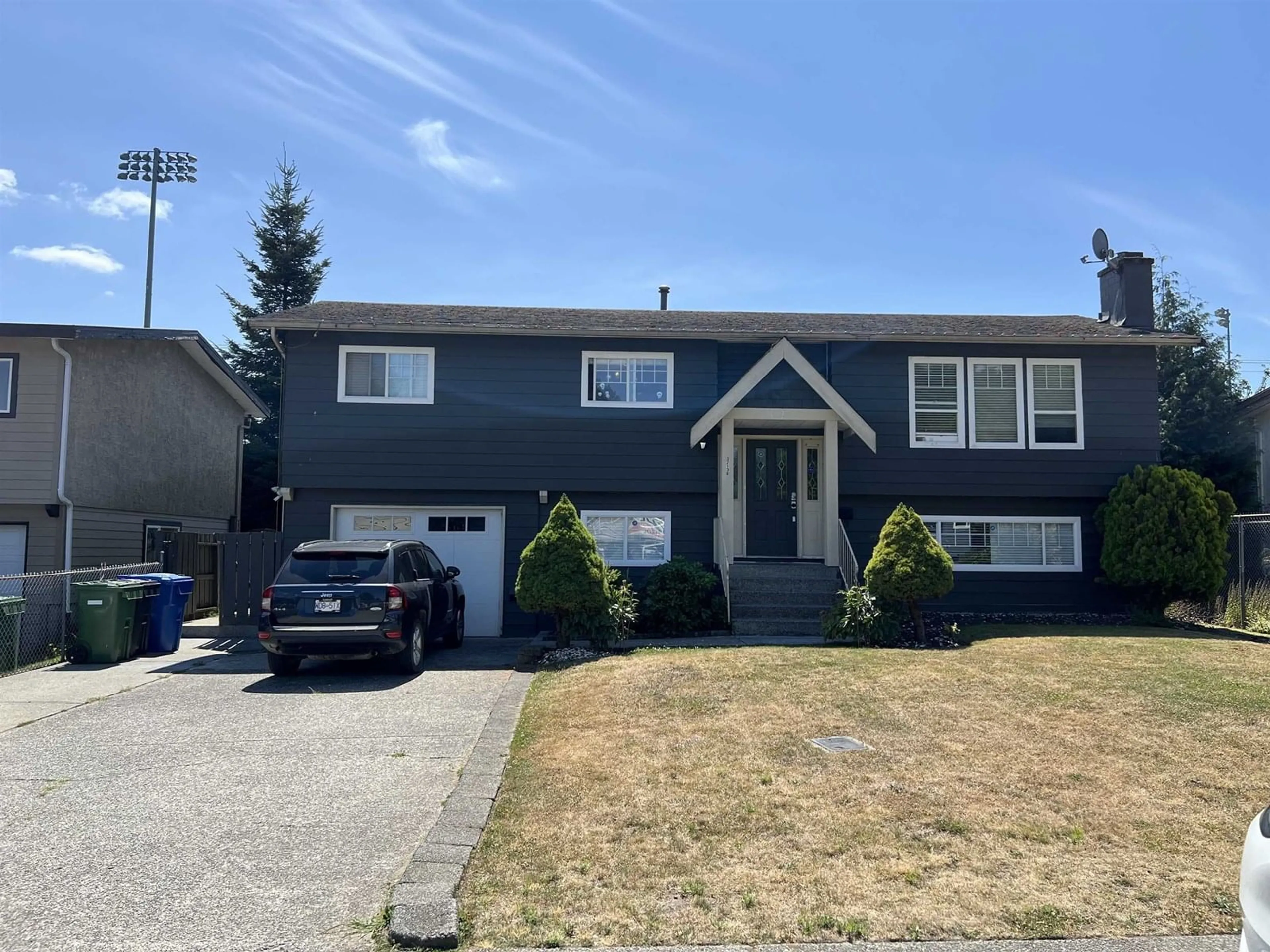 Home with vinyl exterior material, street for 32138 ASTORIA, Abbotsford British Columbia V2T4P5