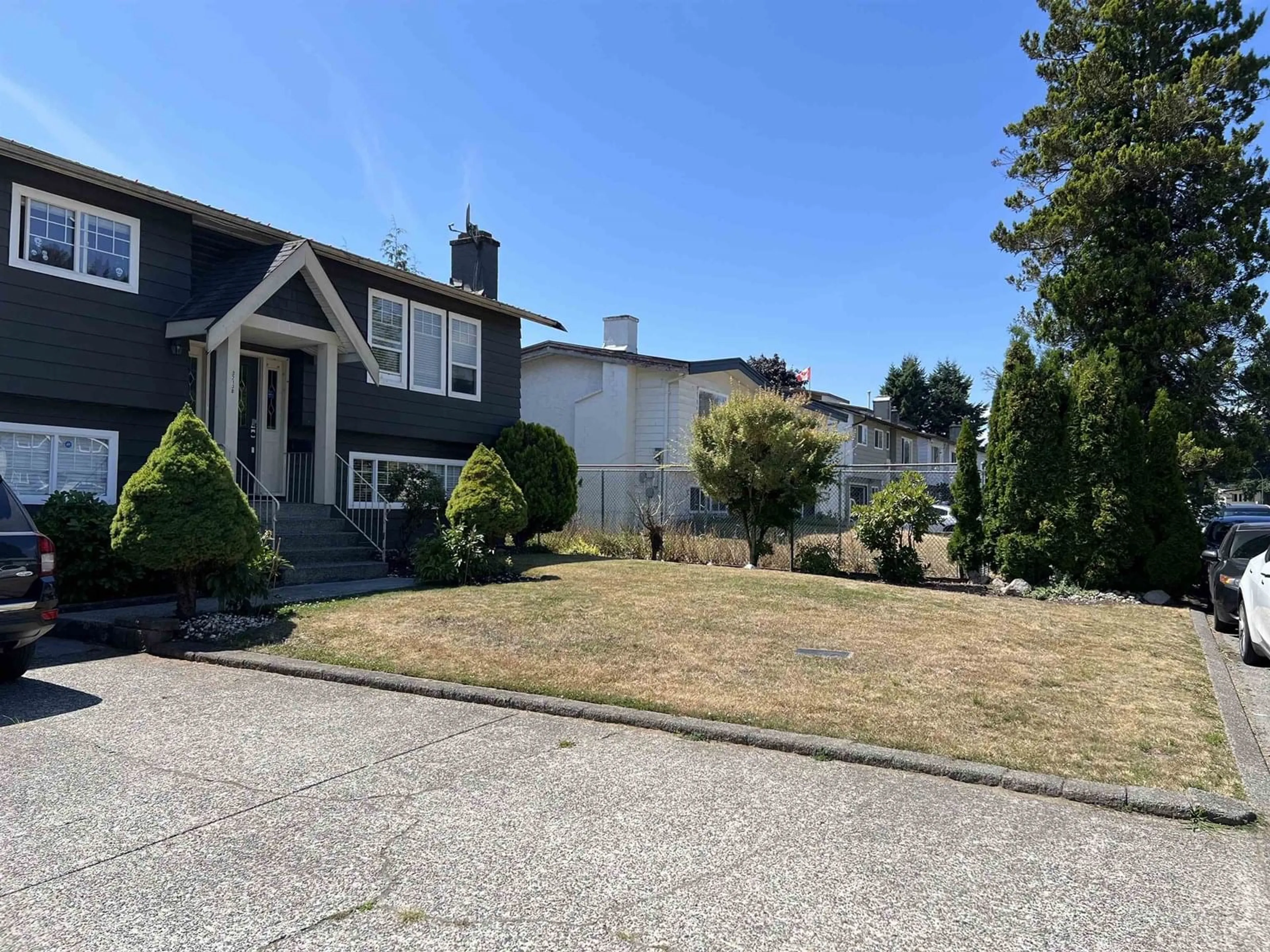 A pic from outside/outdoor area/front of a property/back of a property/a pic from drone, street for 32138 ASTORIA, Abbotsford British Columbia V2T4P5