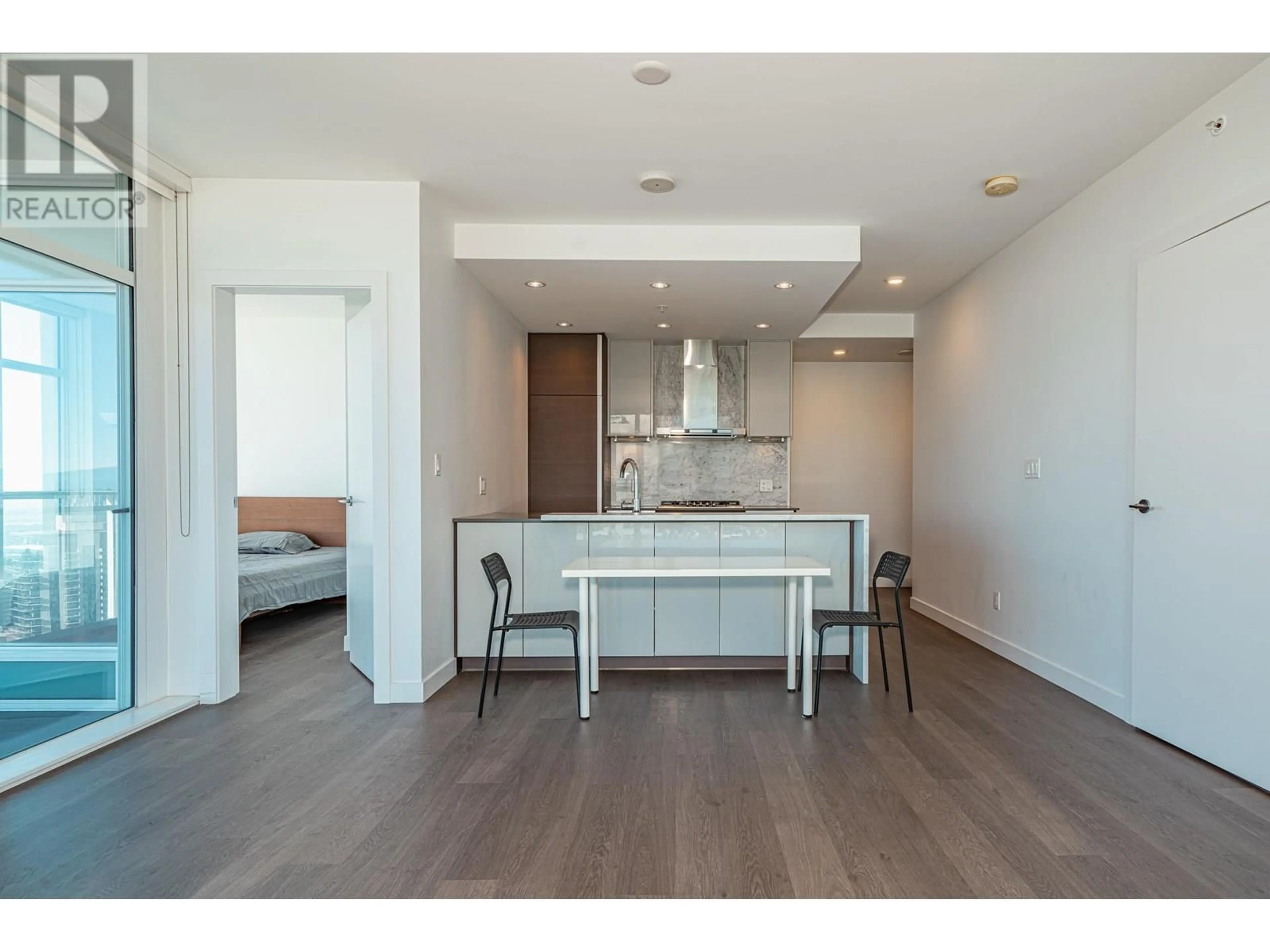Open concept kitchen, wood/laminate floor for 4010 - 4670 ASSEMBLY WAY, Burnaby British Columbia V5H0H3
