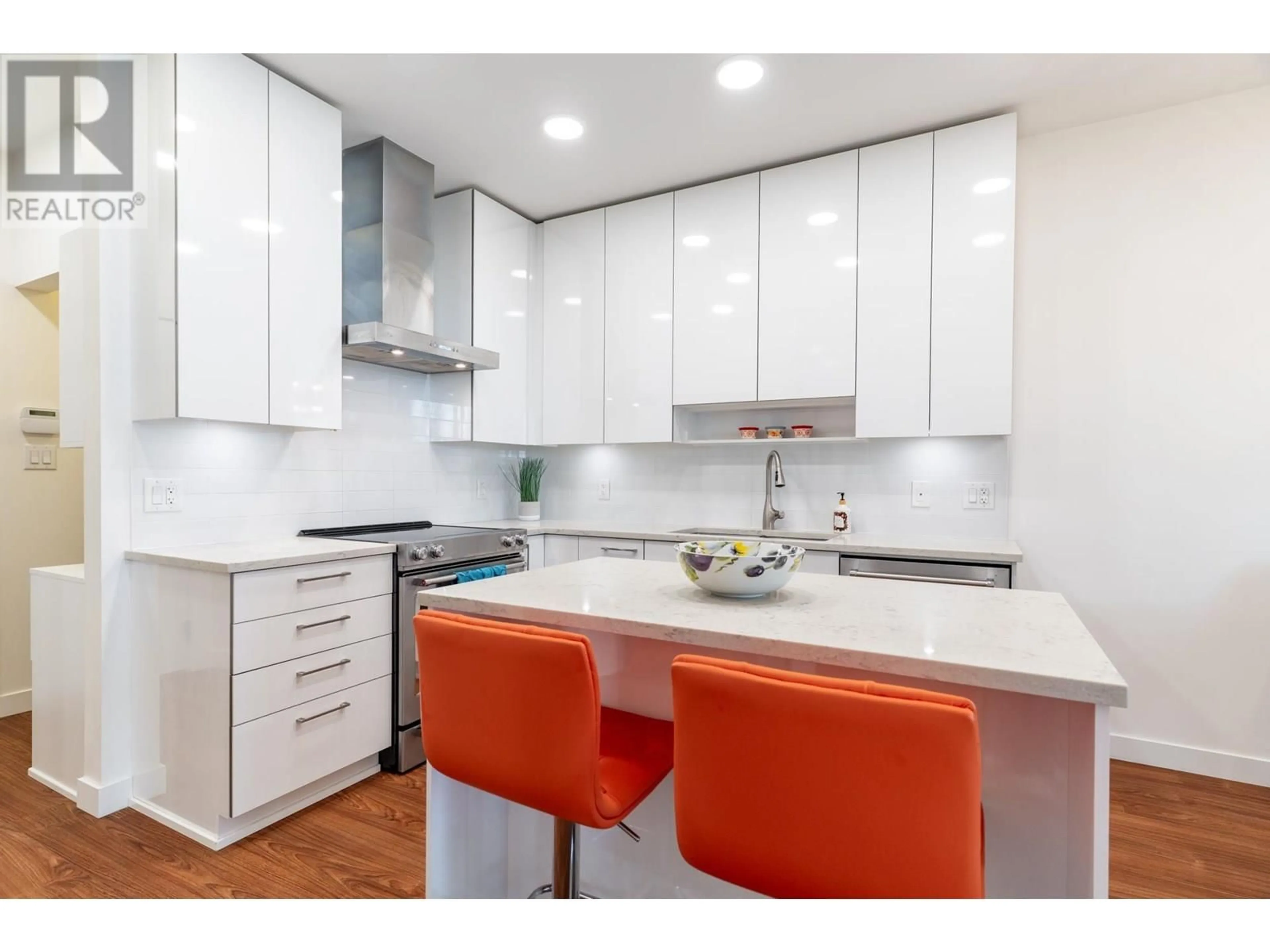 Contemporary kitchen, unknown for 306 - 5460 BROADWAY, Burnaby British Columbia V5B0B4