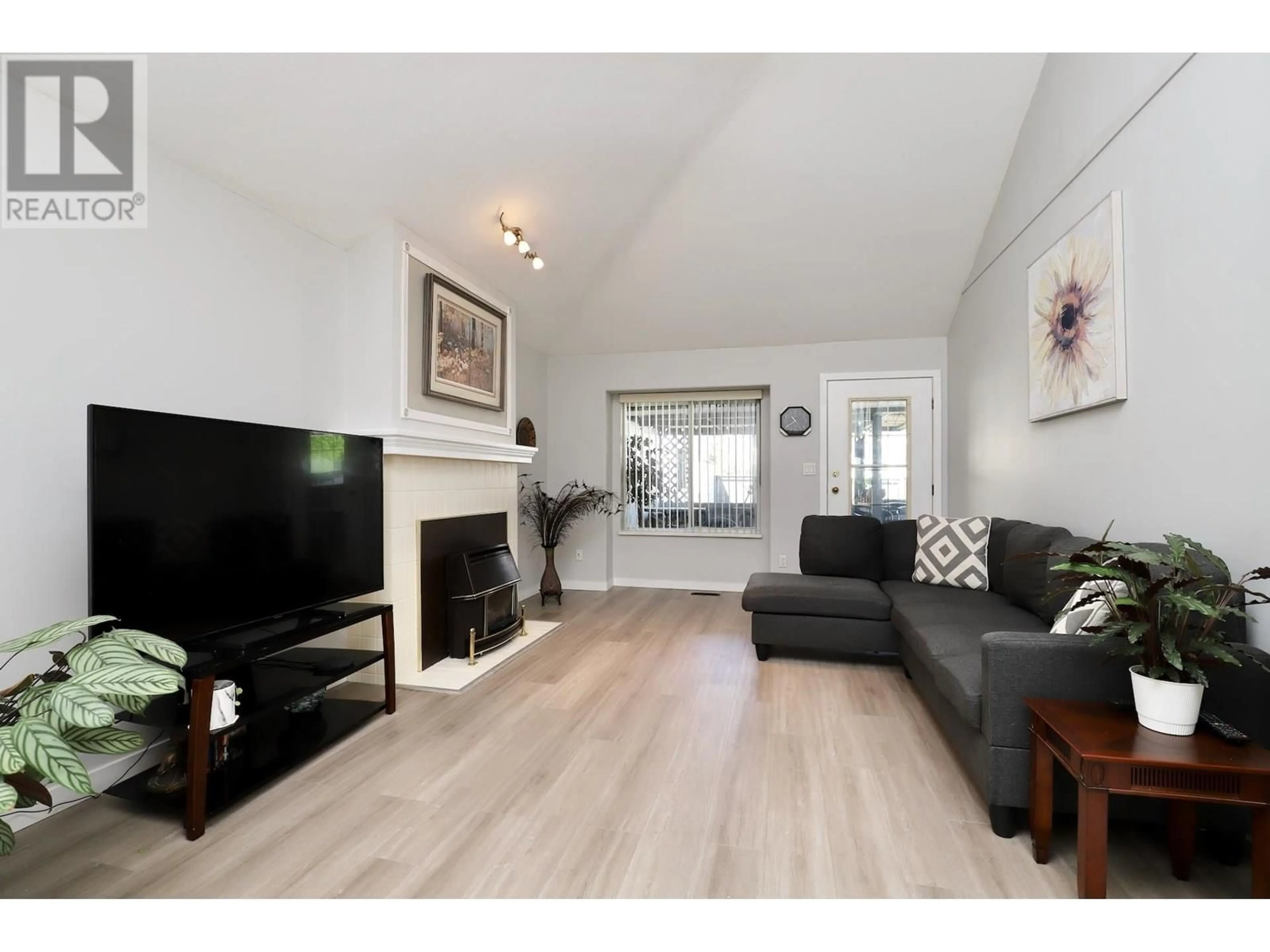 Living room with furniture, wood/laminate floor for 11465 207A STREET, Maple Ridge British Columbia V2X0C7