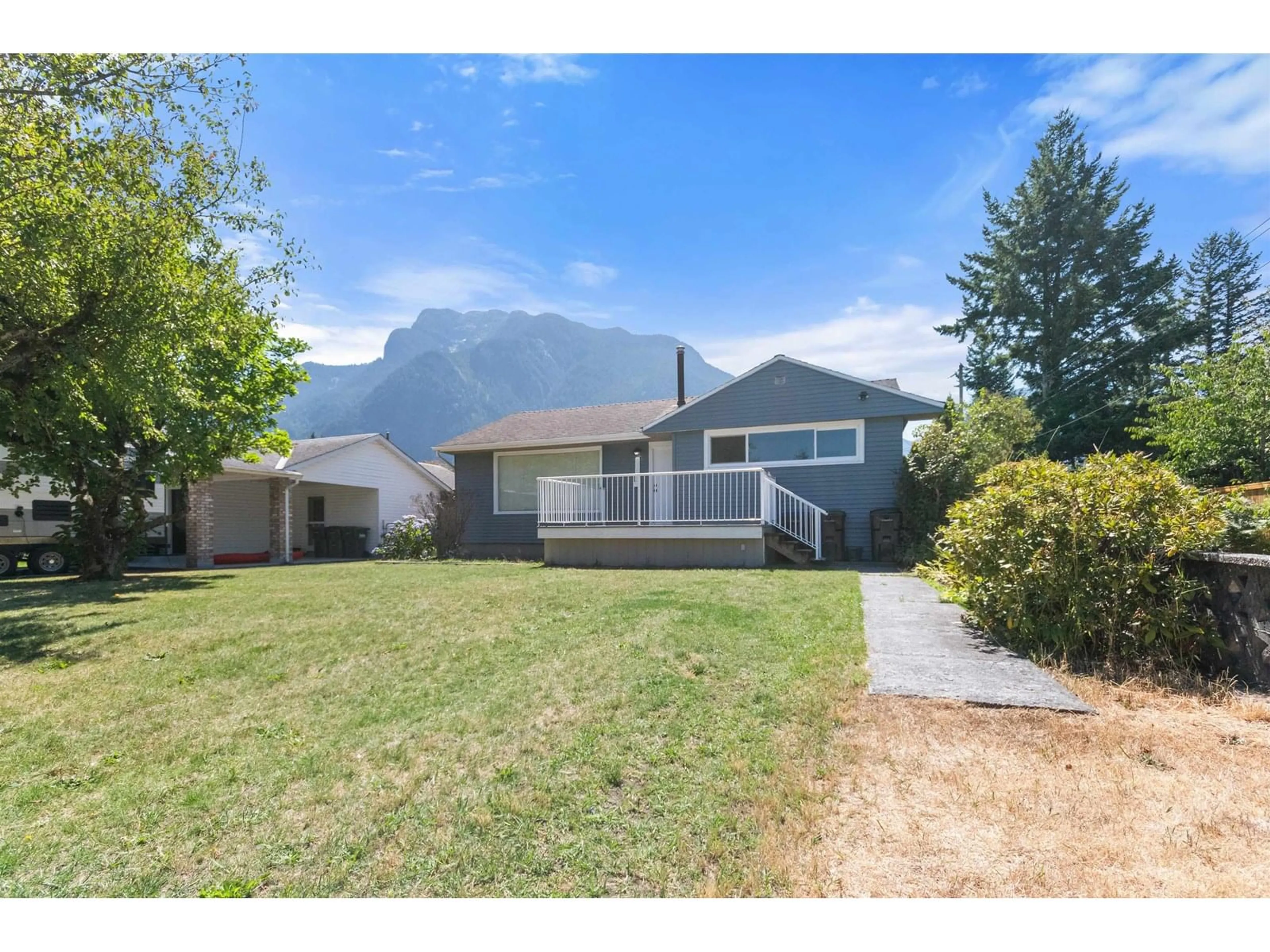 A pic from outside/outdoor area/front of a property/back of a property/a pic from drone, mountain view for 524 RUPERT STREET, Hope British Columbia V0X1L0