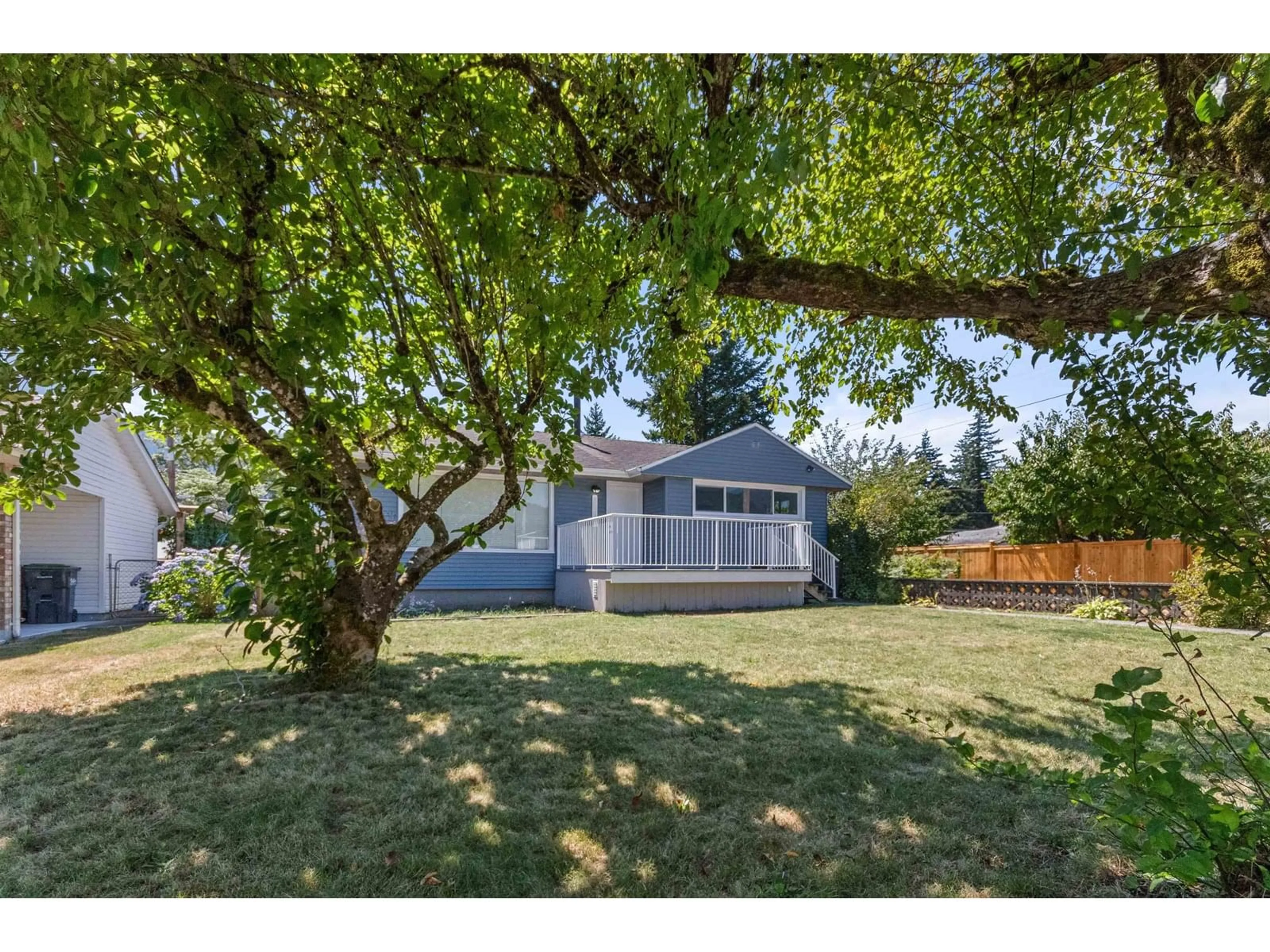 A pic from outside/outdoor area/front of a property/back of a property/a pic from drone, street for 524 RUPERT STREET, Hope British Columbia V0X1L0