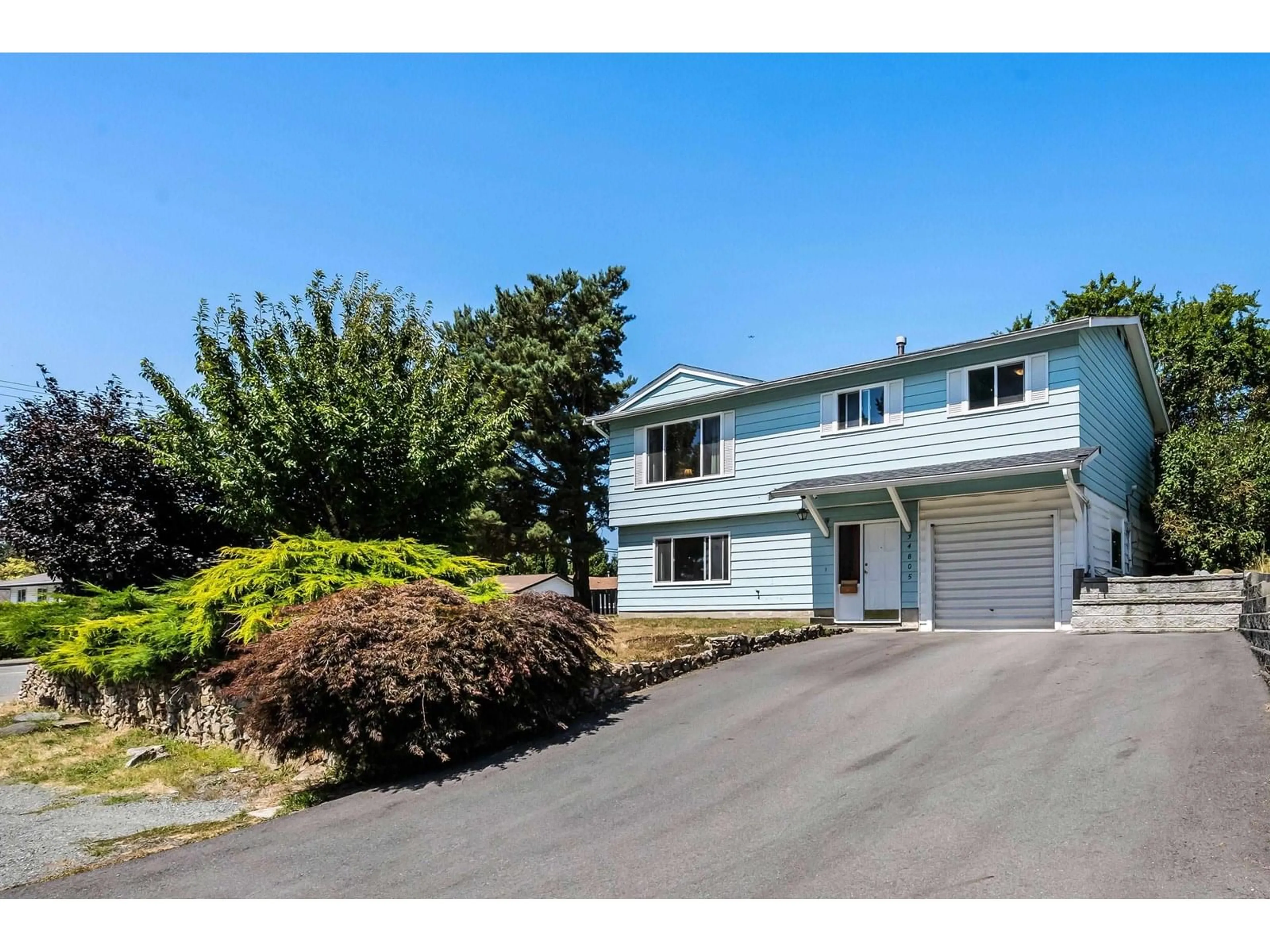 Home with vinyl exterior material, street for 34805 CHAMPLAIN, Abbotsford British Columbia V2S5P3