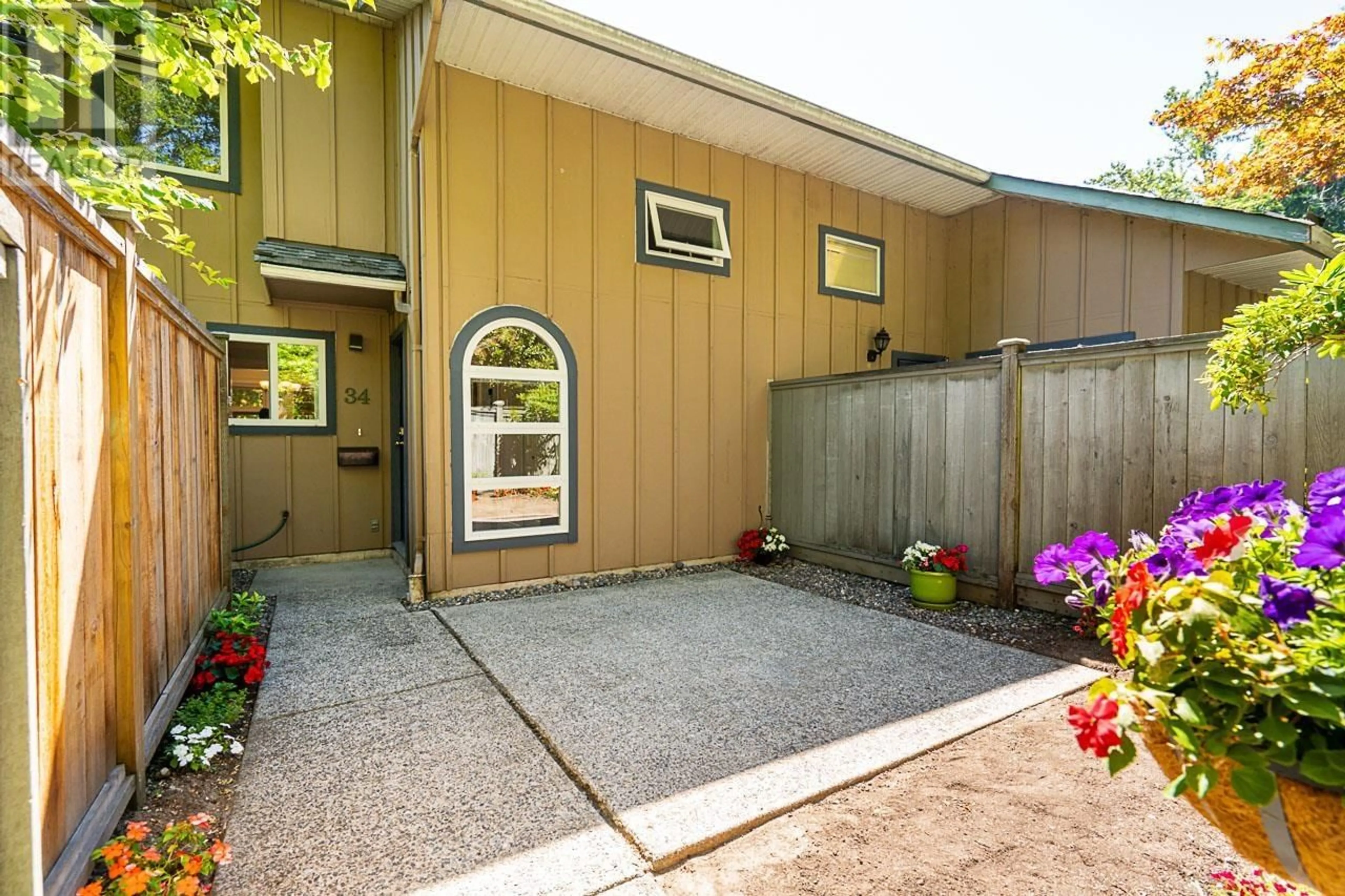 Unknown for 34 - 900 17TH STREET, North Vancouver British Columbia V7P3K5