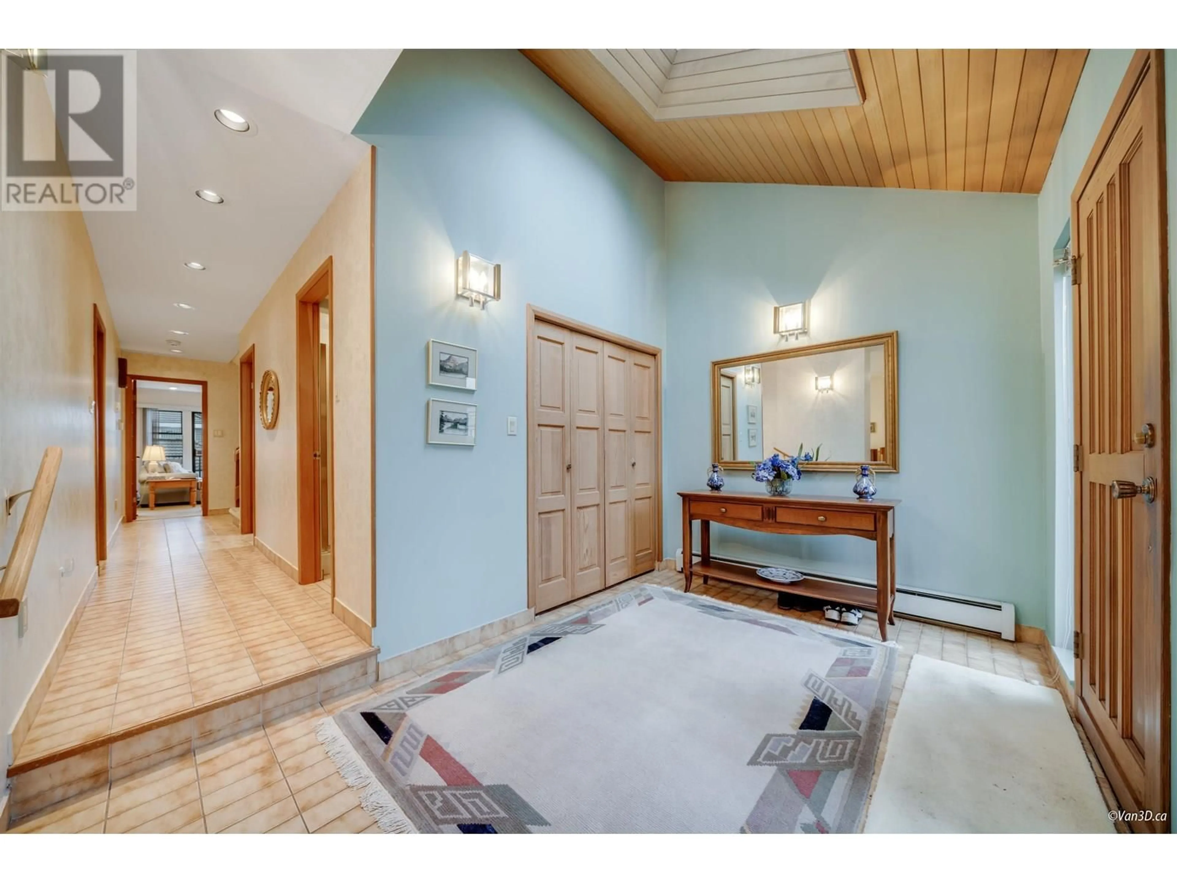 Indoor foyer for 2755 ALAMEIN AVENUE, Vancouver British Columbia V6L1S1
