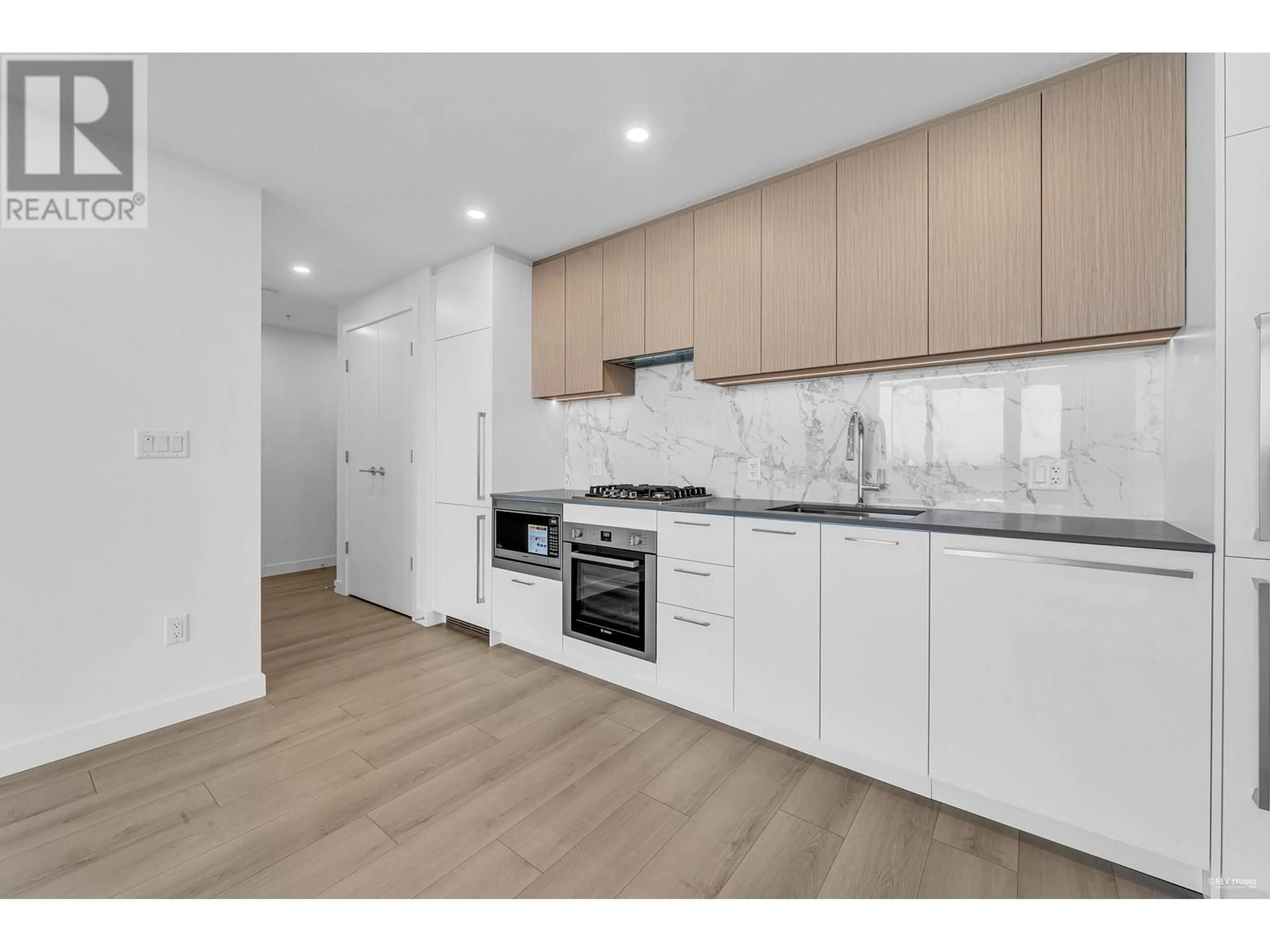 Standard kitchen, unknown for 2005 - 6468 WILLINGDON AVENUE, Burnaby British Columbia V5H0L3