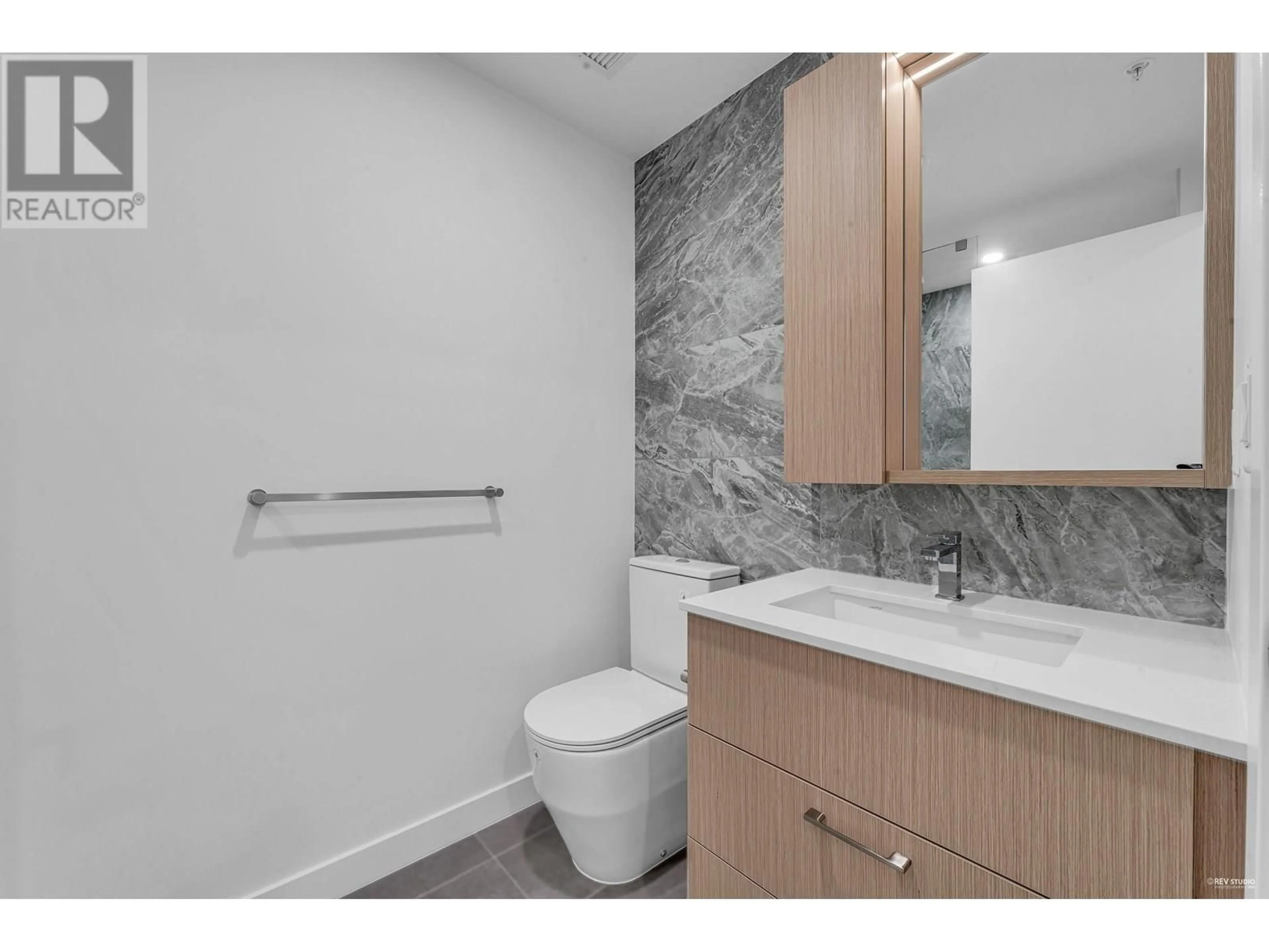 Standard bathroom, ceramic/tile floor for 2005 - 6468 WILLINGDON AVENUE, Burnaby British Columbia V5H0L3