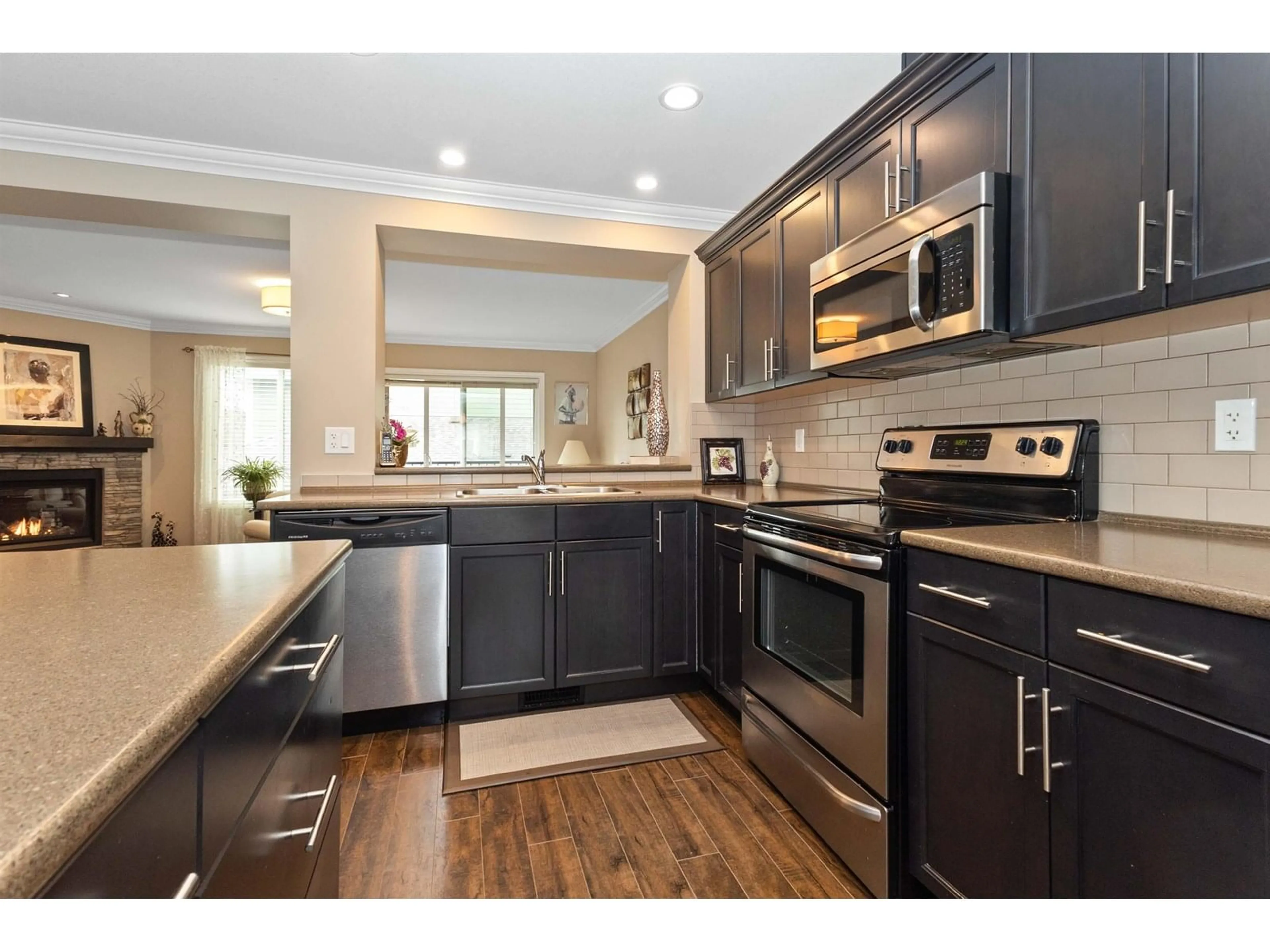 Open concept kitchen, wood/laminate floor for 26 - 1609 AGASSIZ-ROSEDALE HIGHWAY NO 9 HIGHWAY, Agassiz British Columbia V0M1A3