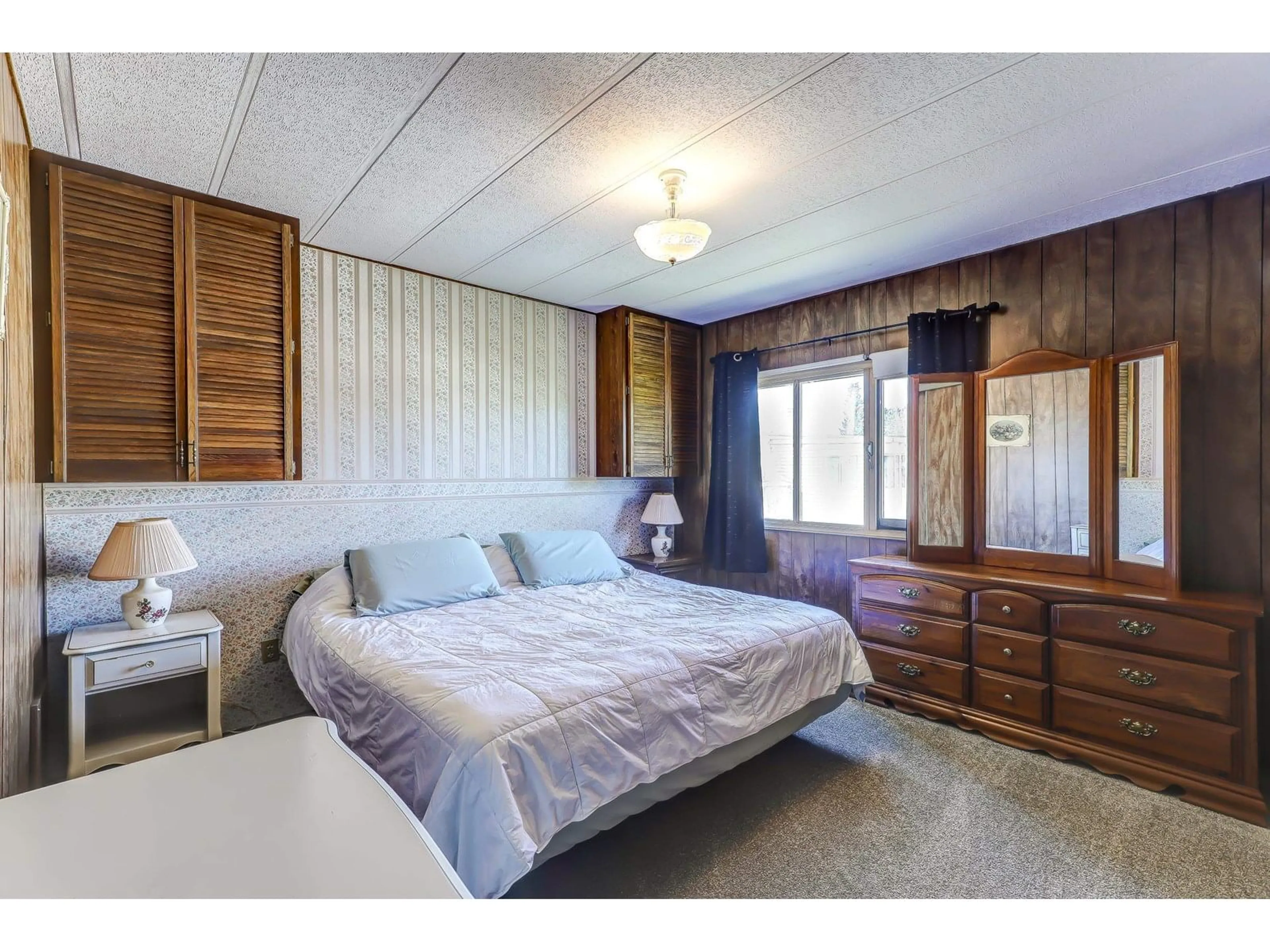 Bedroom with bed, wood/laminate floor for 43 - 15875 20, Surrey British Columbia V4A2B1