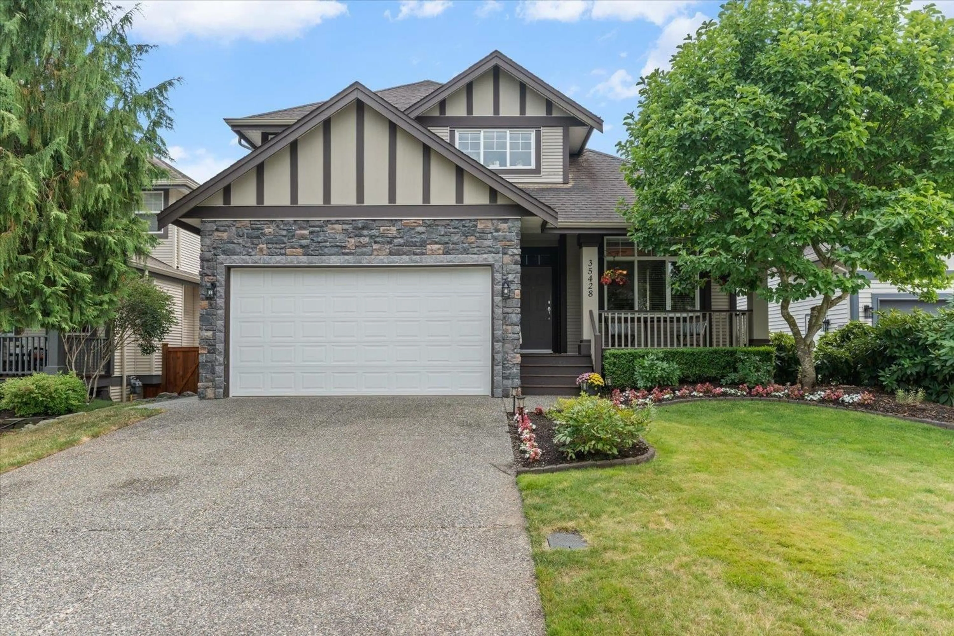Home with vinyl exterior material, street for 35428 NAKISKA, Abbotsford British Columbia V3G1J6