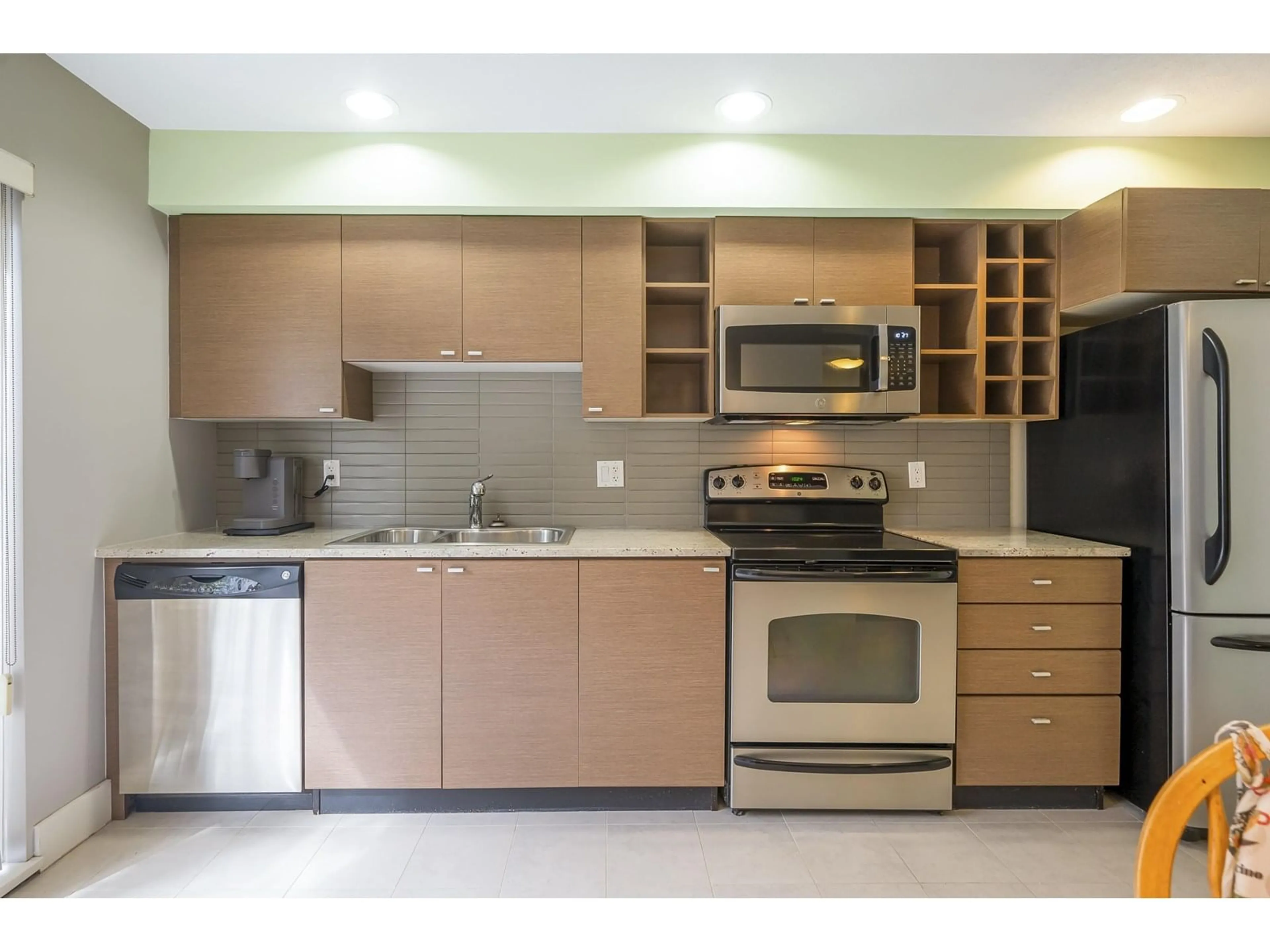 Standard kitchen, unknown for 93 - 15833 26, Surrey British Columbia V3Z2X5