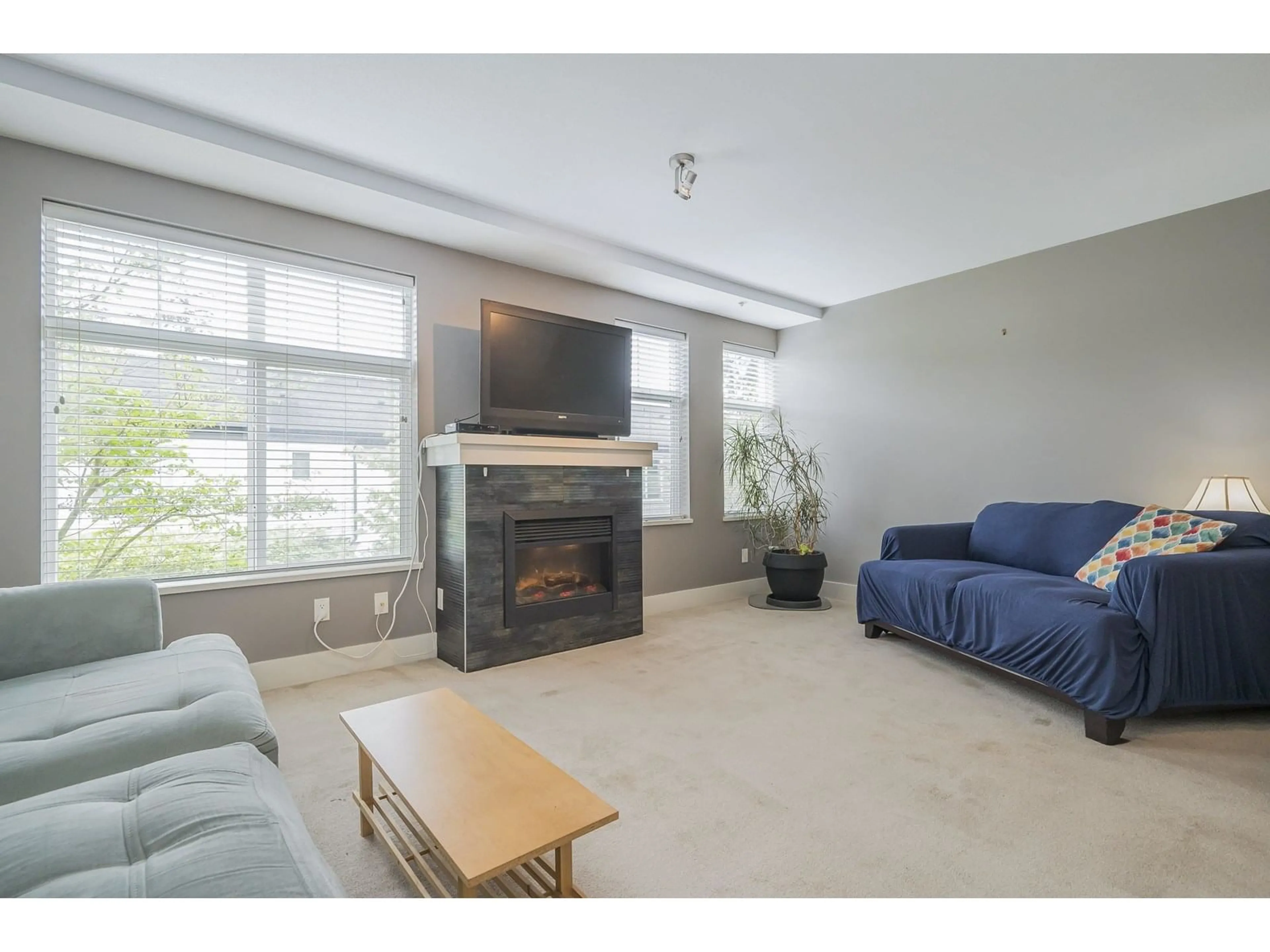 Living room with furniture, unknown for 93 - 15833 26, Surrey British Columbia V3Z2X5