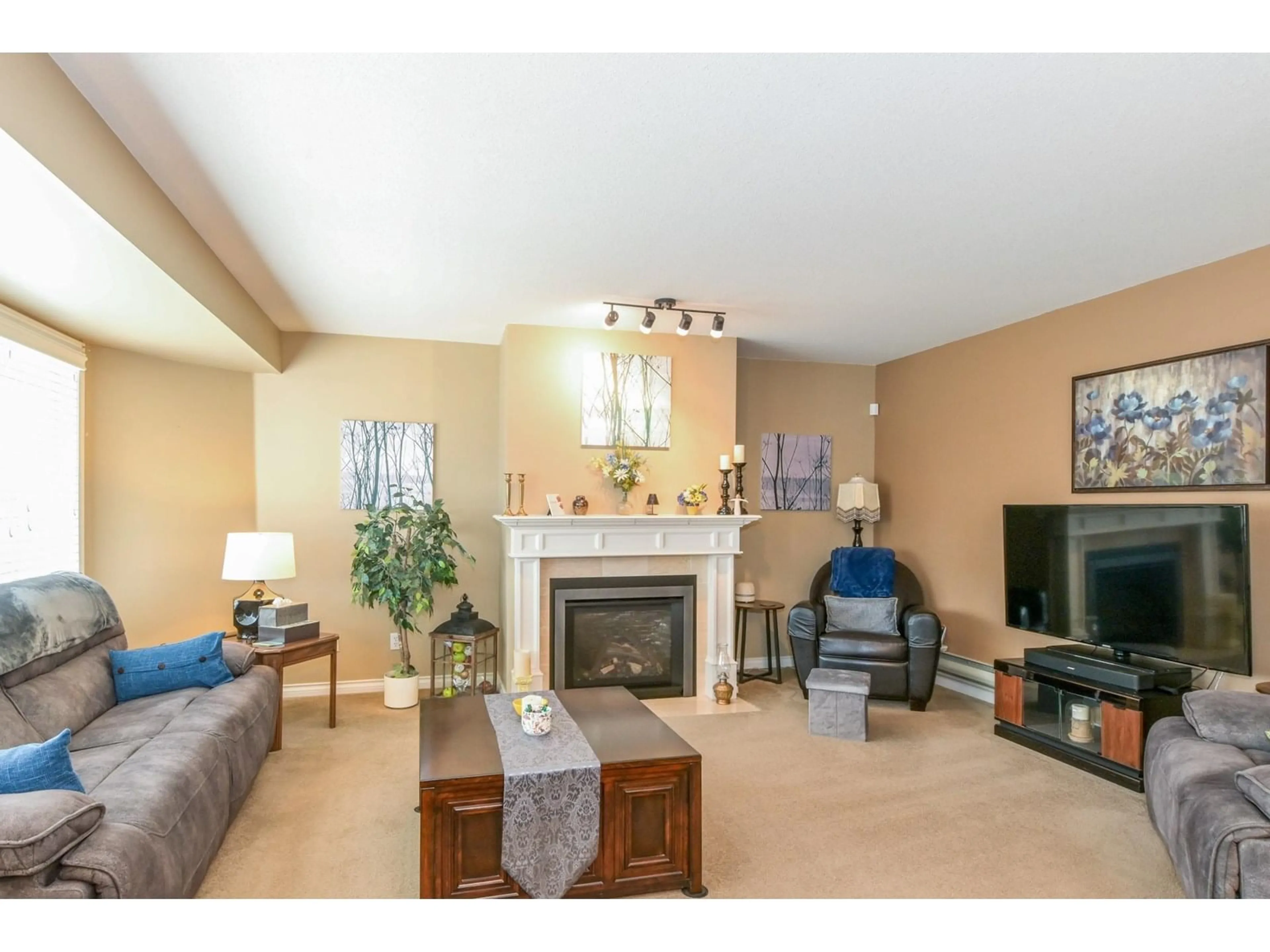 Living room with furniture, unknown for 33 - 3115 TRAFALGAR, Abbotsford British Columbia V2S8C5